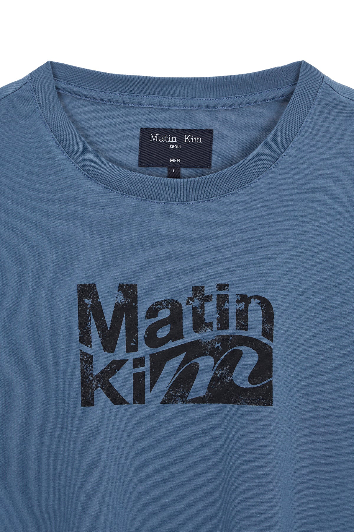 [matinkim] WAVY LOGO GRAPHIC TOP FOR MEN IN BLUE