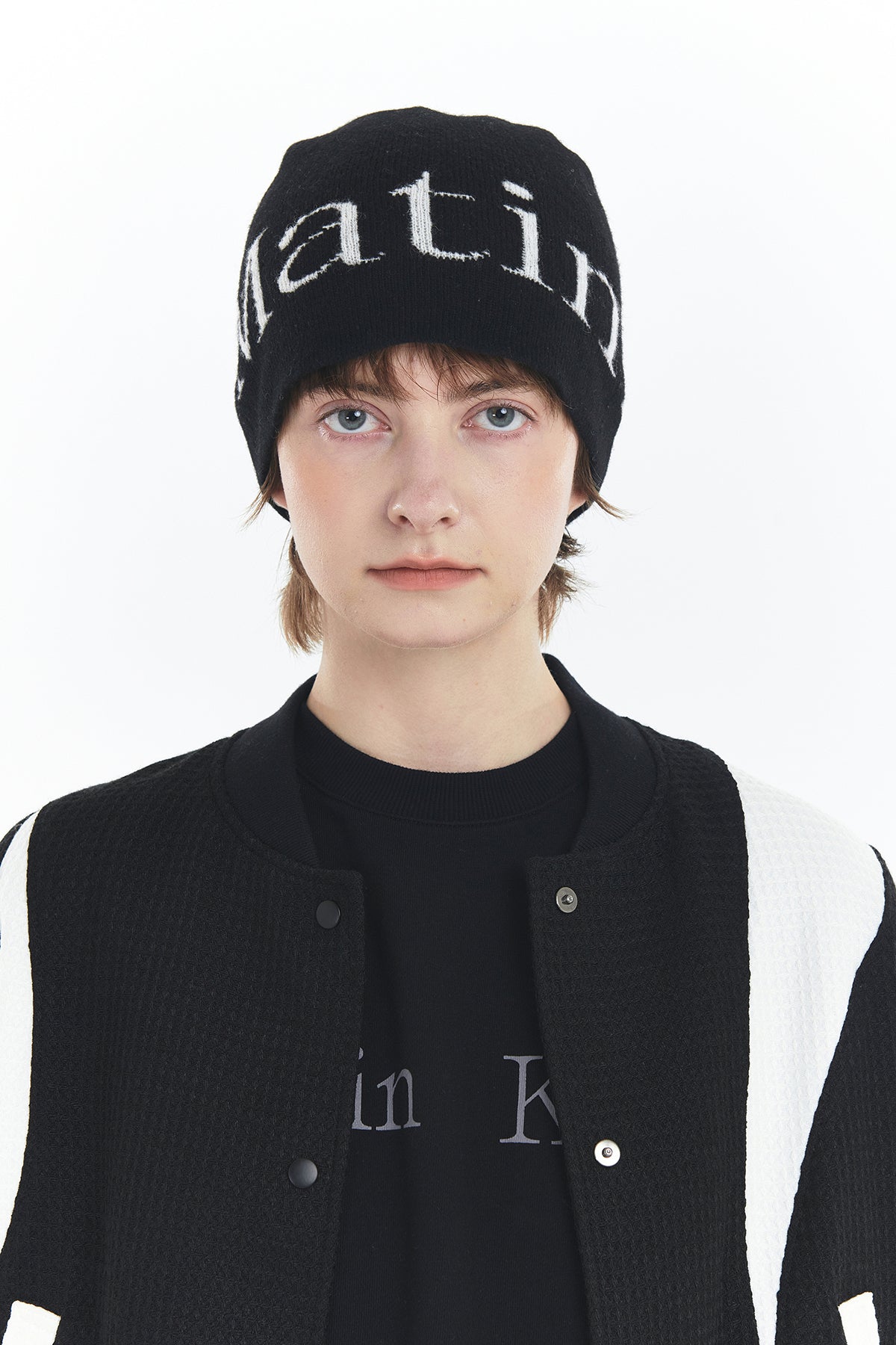 [matinkim] LOGO JACQUARD SHORT BEANIE IN BLACK