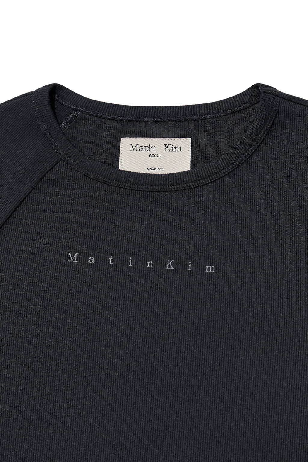 [matinkim] FINGER HOLE LOGO PRINTING TOP IN CHARCOAL