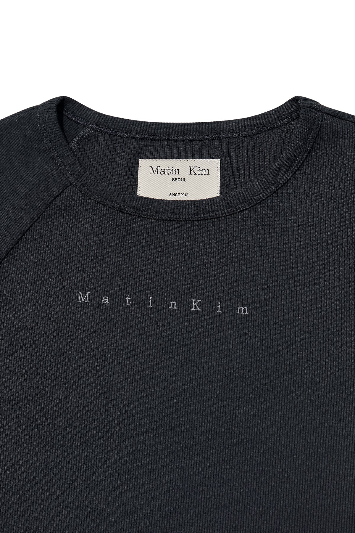 [matinkim] FINGER HOLE LOGO PRINTING TOP IN CHARCOAL