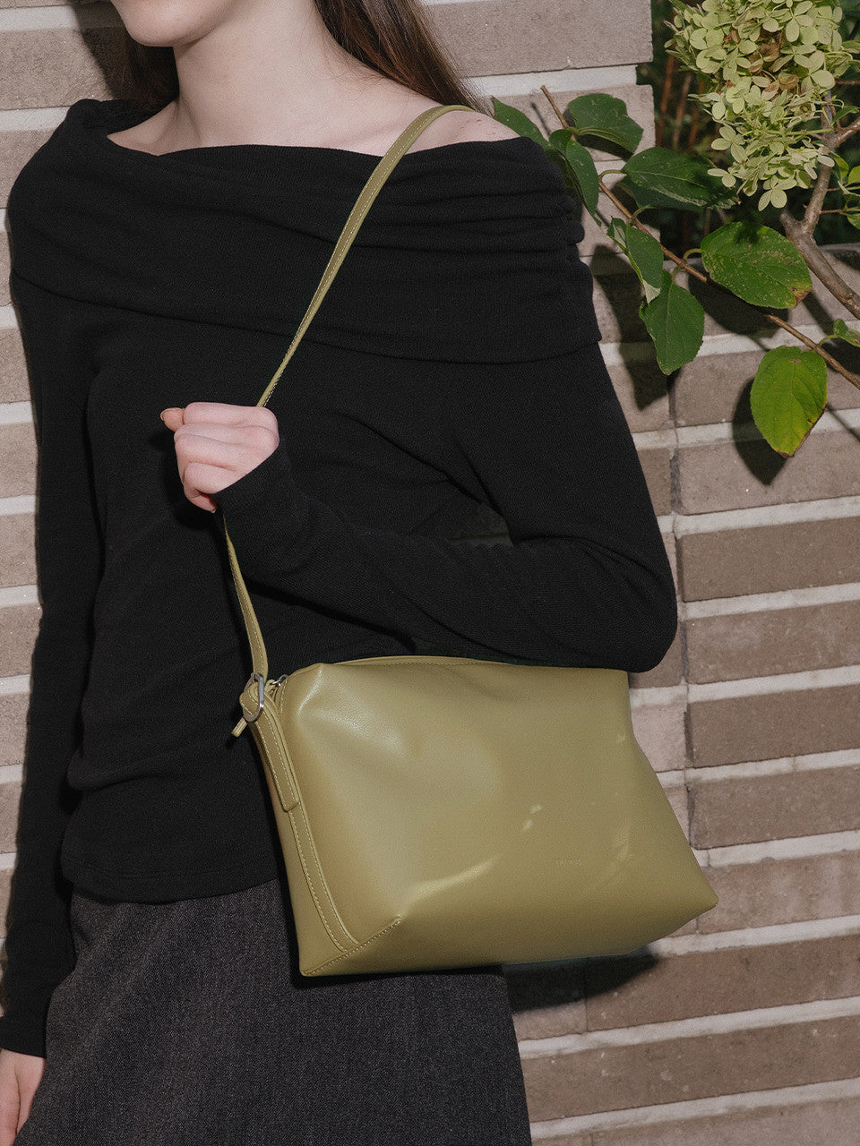 Tillidie Leather buckle shoulder bag Olive