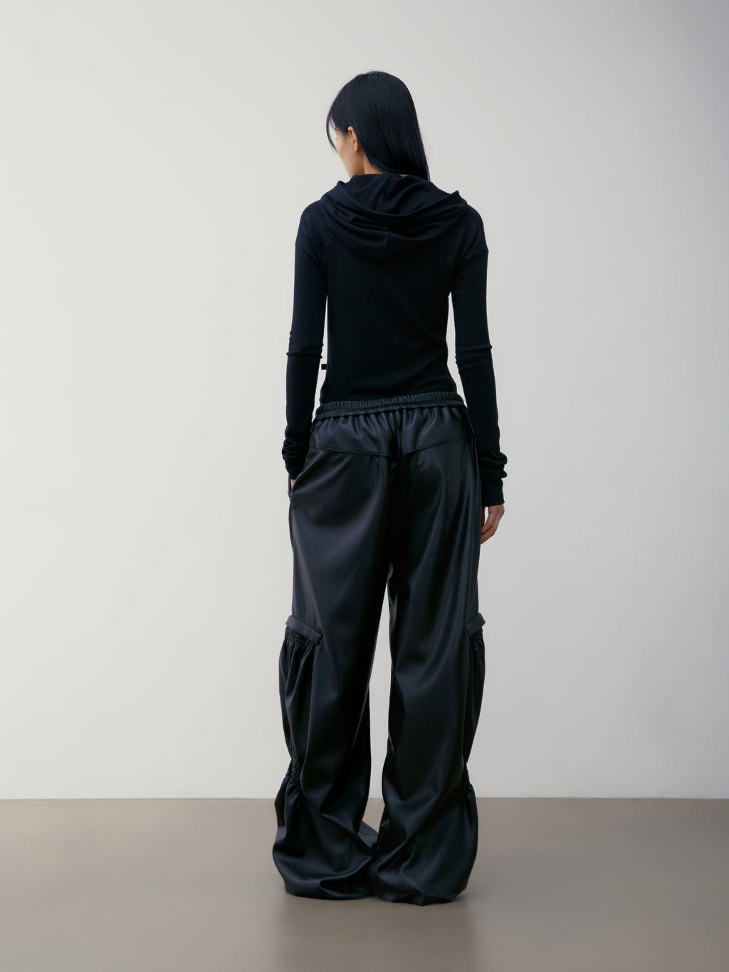 [low_classic] SHIRRING VOLUME LEATHER PANTS
BLACK