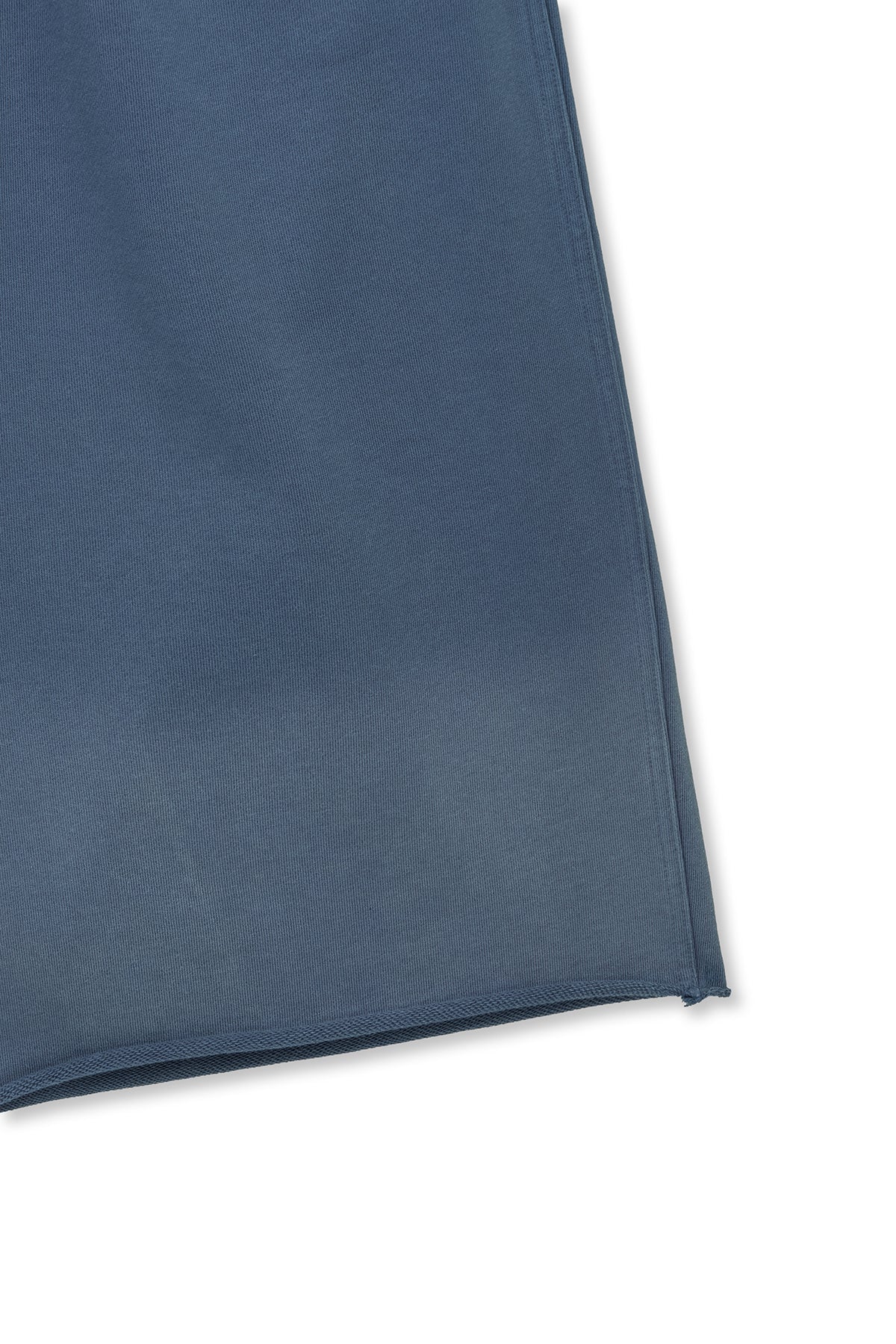 [matinkim] VINTAGE WASHED BACK LOGO BERMUDA SWEATPANTS IN SMOKE BLUE