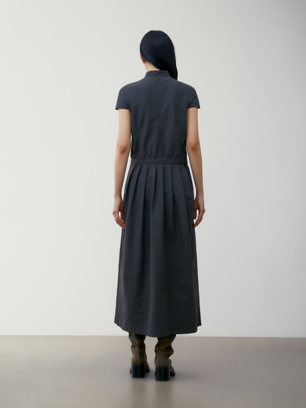 [low_classic] RECYCLED NYLON HIGH NECK DRESS
CHARCOAL