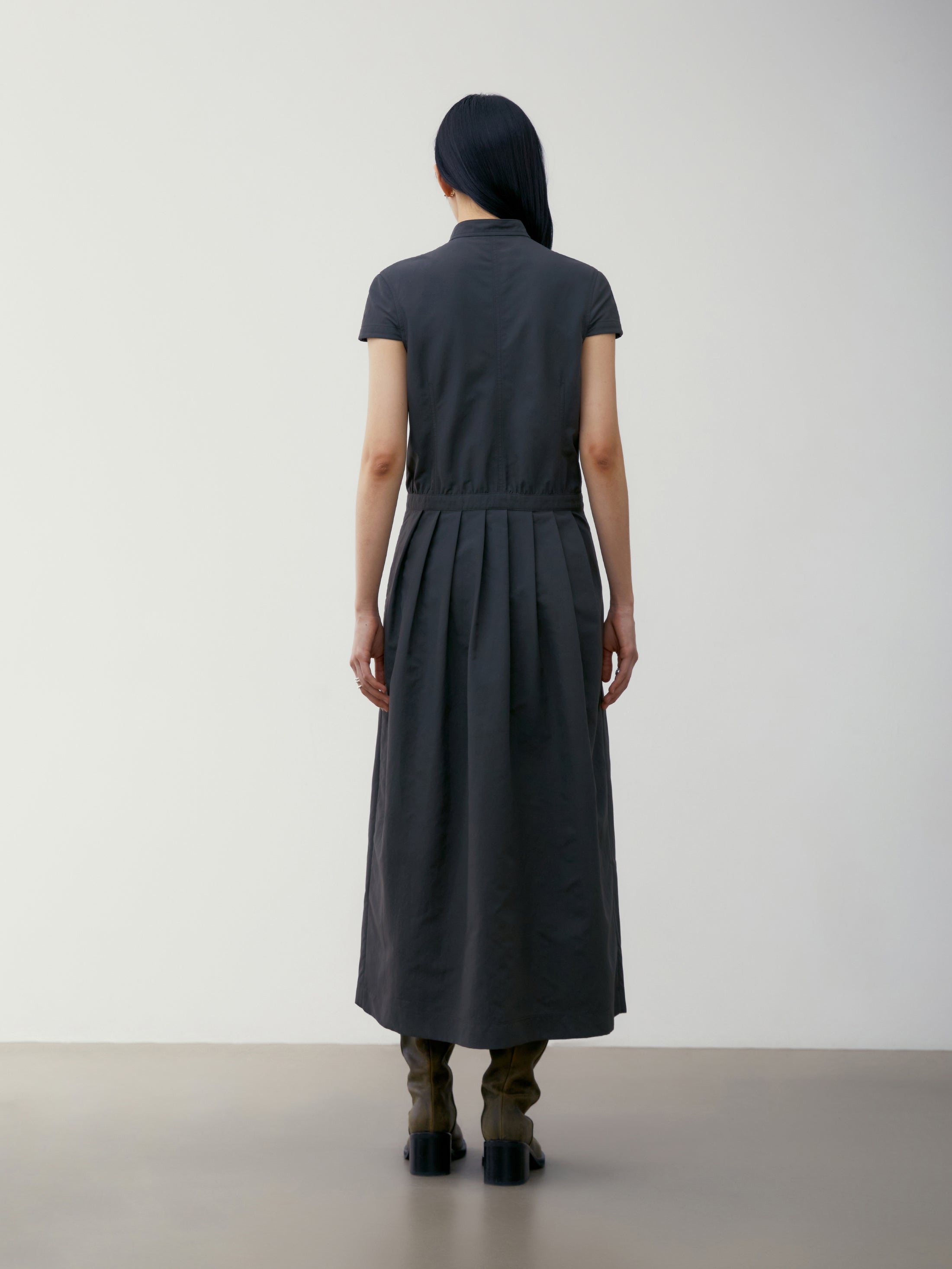 [low_classic] RECYCLED NYLON HIGH NECK DRESS
CHARCOAL