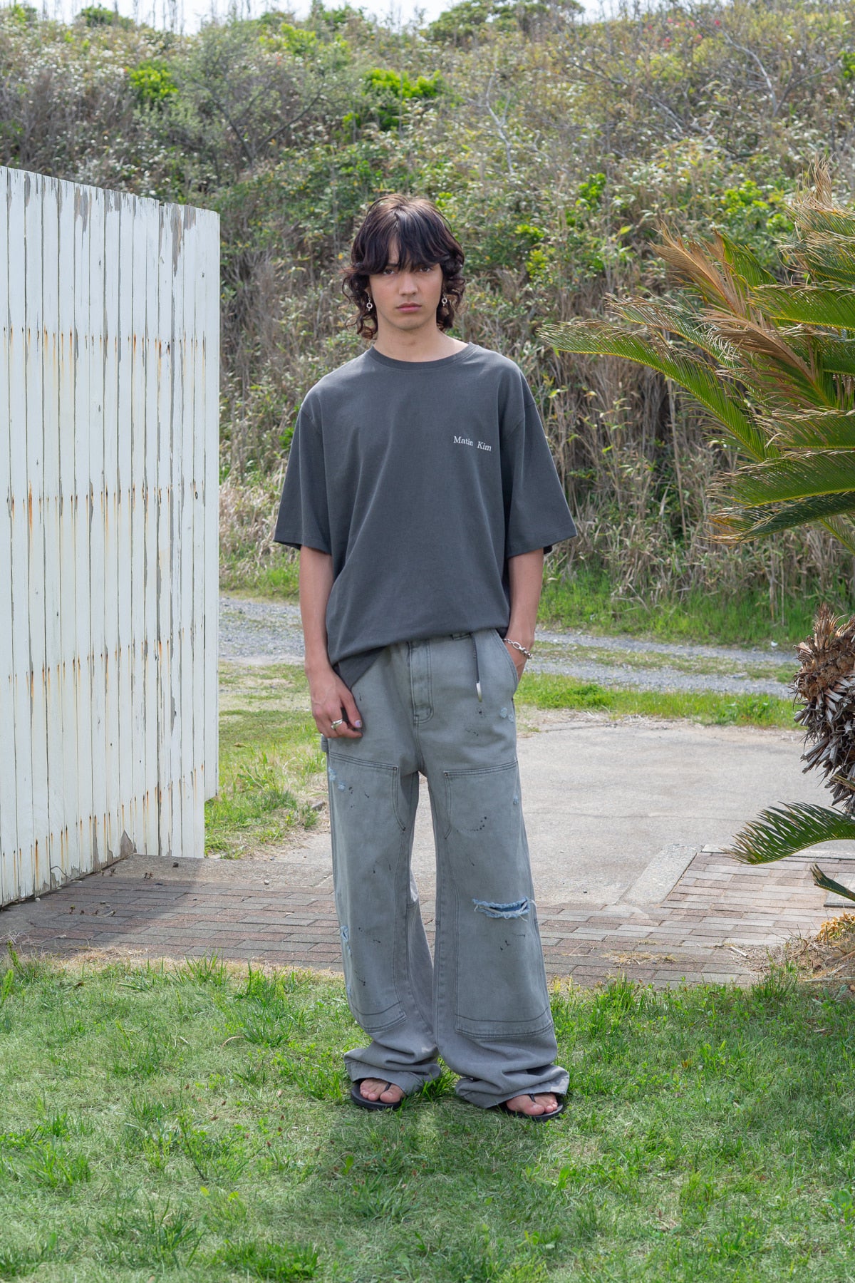 [matinkim] VINTAGE WASHED LOGO TOP FOR MEN IN CHARCOAL