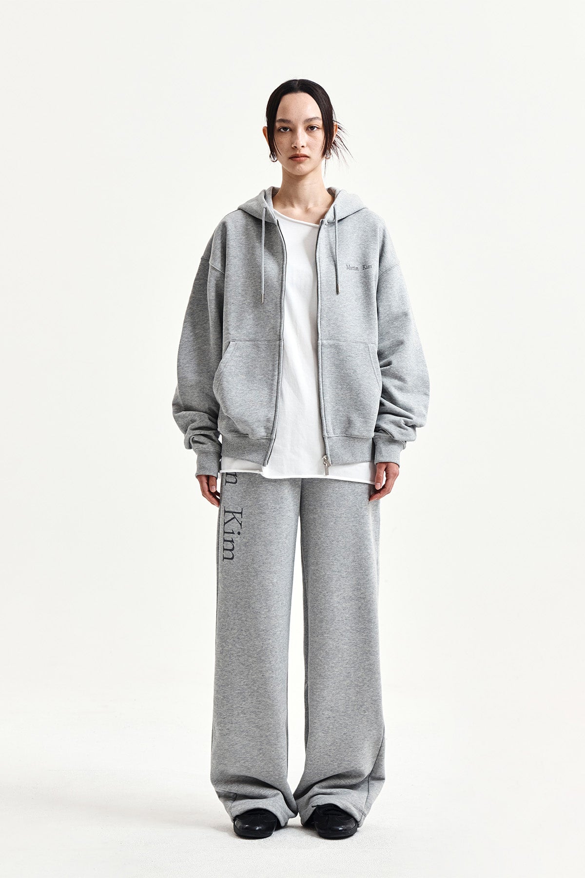 [matinkim] ESSENTIAL LOGO SWEATPANTS IN GREY