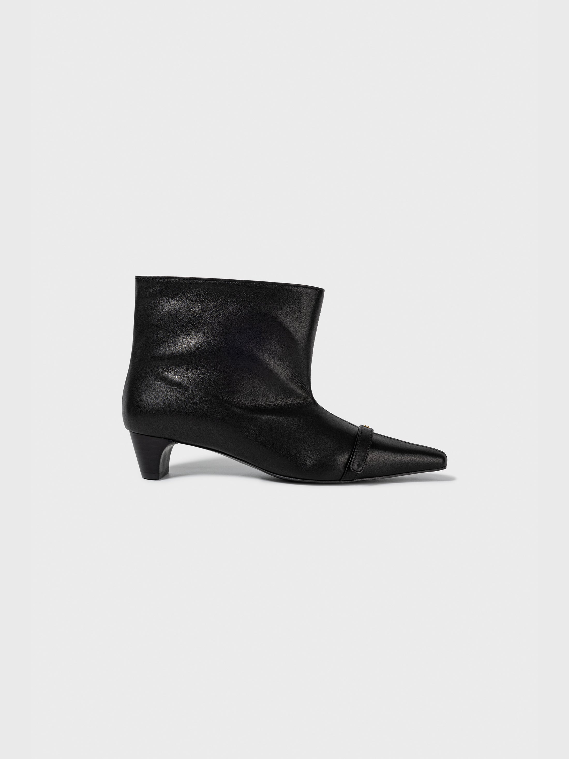 Low Classic Symbol Belted Stiletto Black