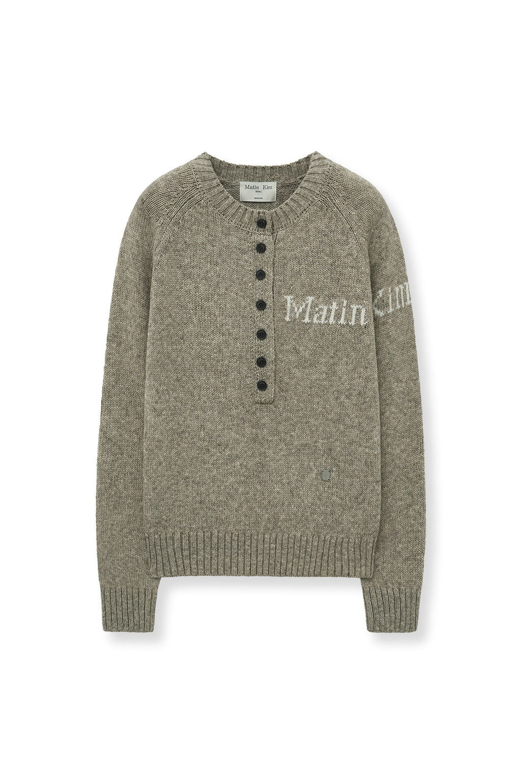 [matinkim] BUTTON POINT HENLY NECK LOGO KNIT TOP IN BEIGE