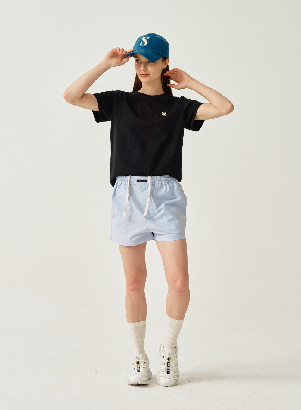 [satur] (W) Classic Small Logo T-Shirt - Classic Black