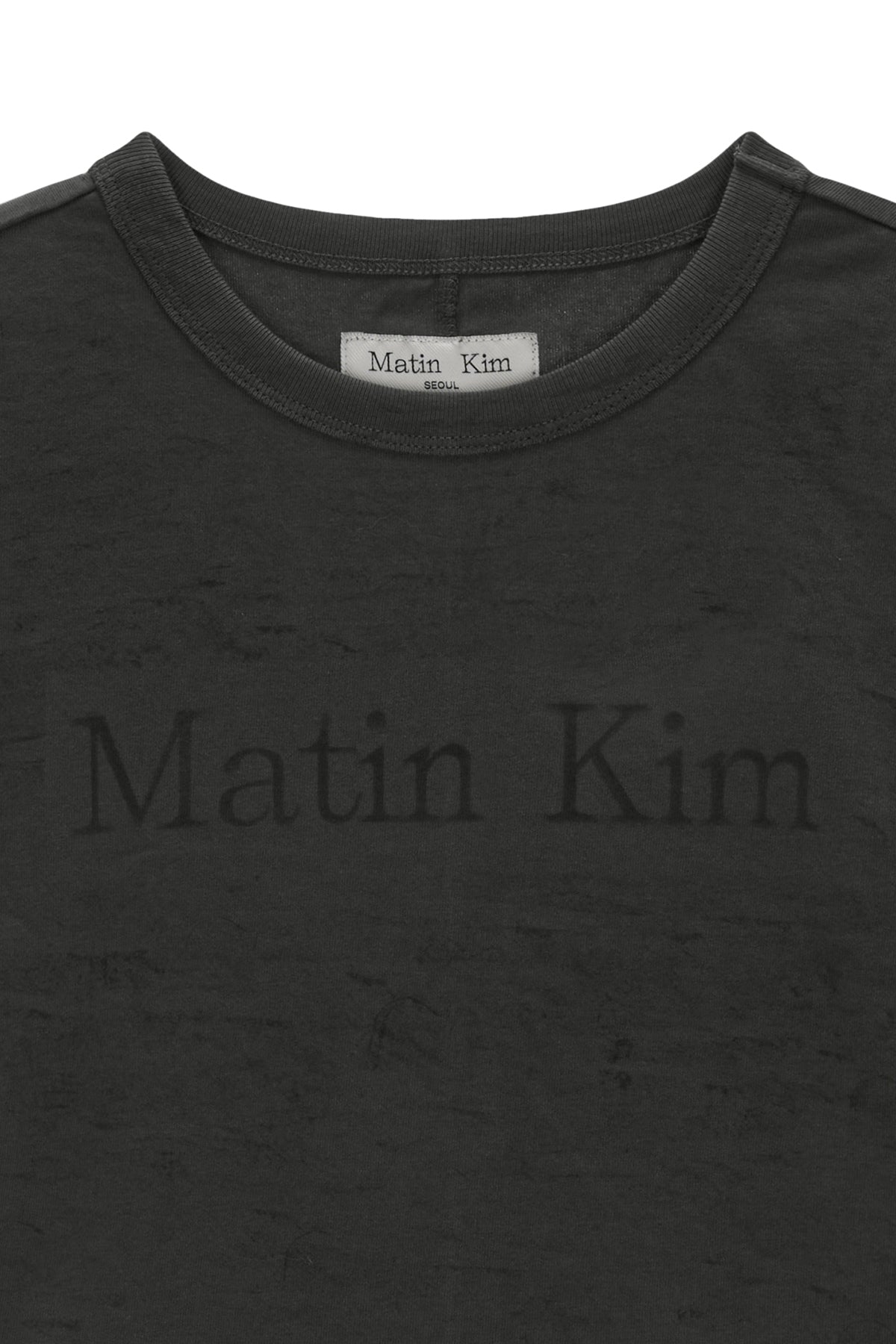 [matinkim] STENCIL PRINTING LOGO CROP TOP IN CHARCOAL