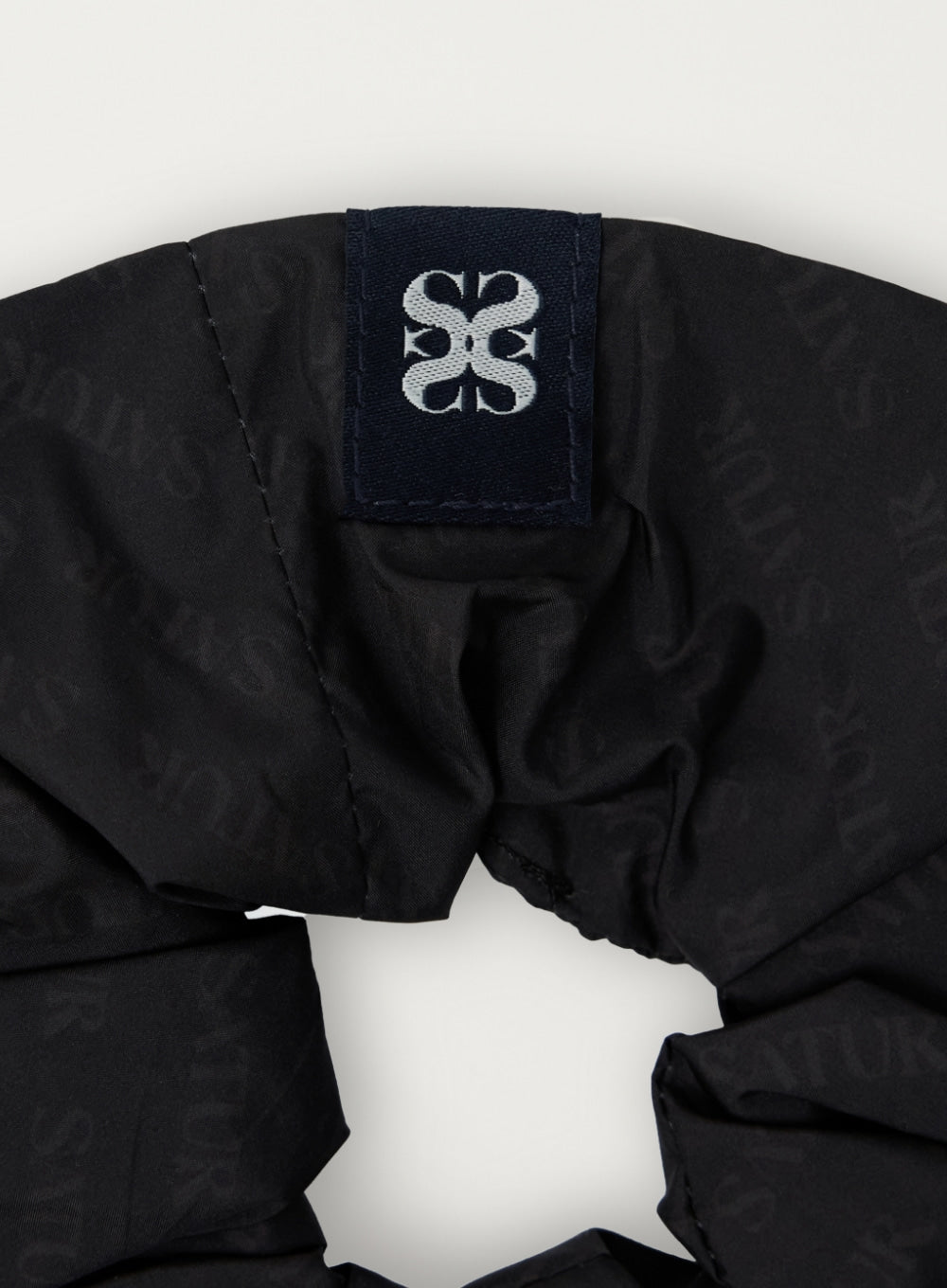 [satur] (W) Classic Logo Scrunchie - Black