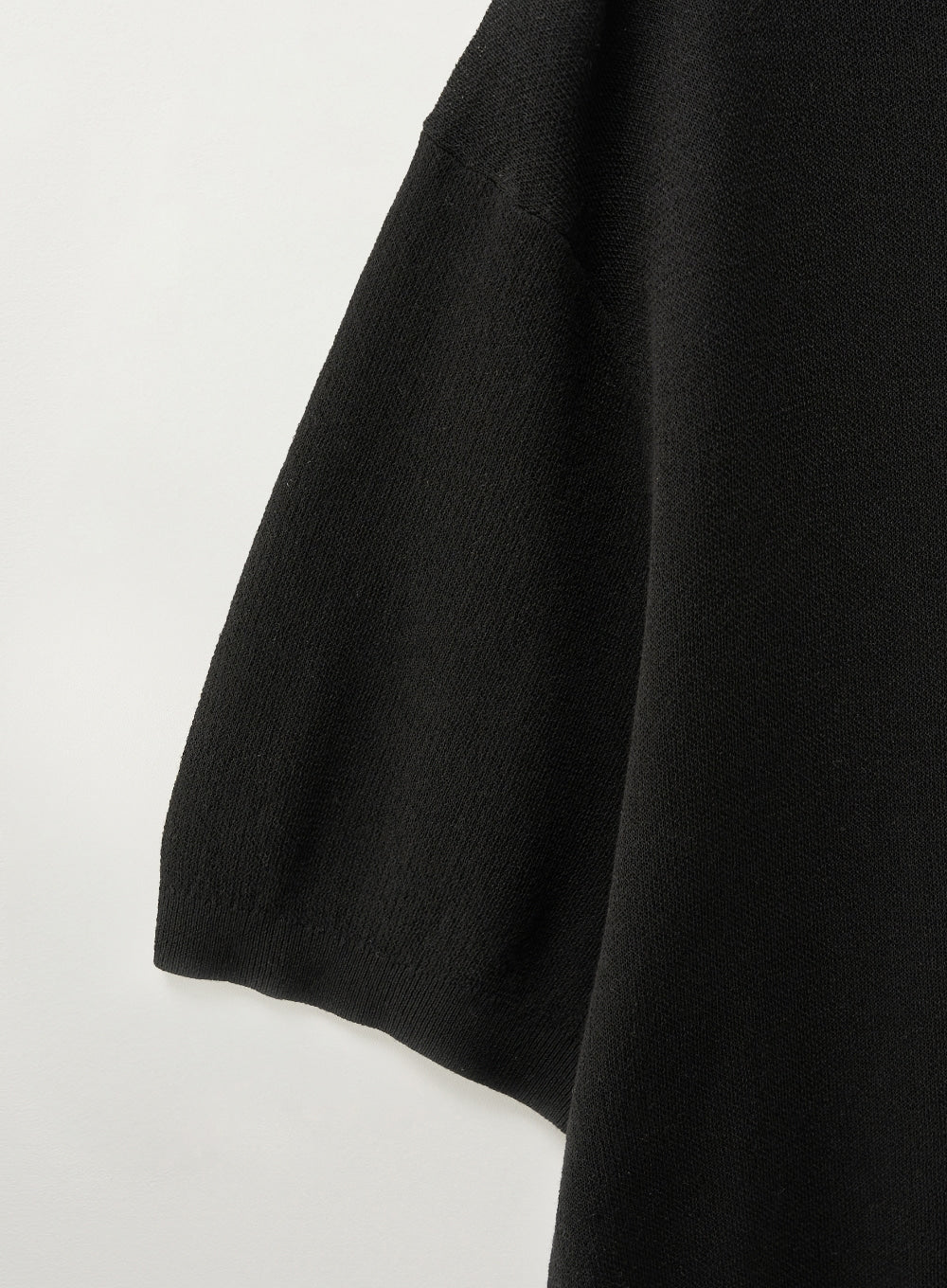 [satur] (W) Light Weight Crew Neck Half Knit - Black