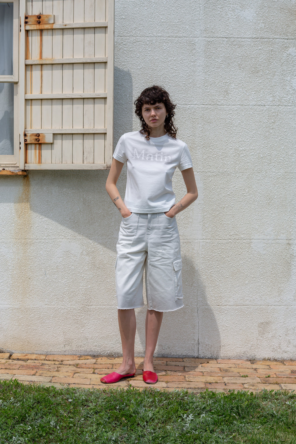 [matinkim] MATIN SHADOW TYPO TOP IN WHITE