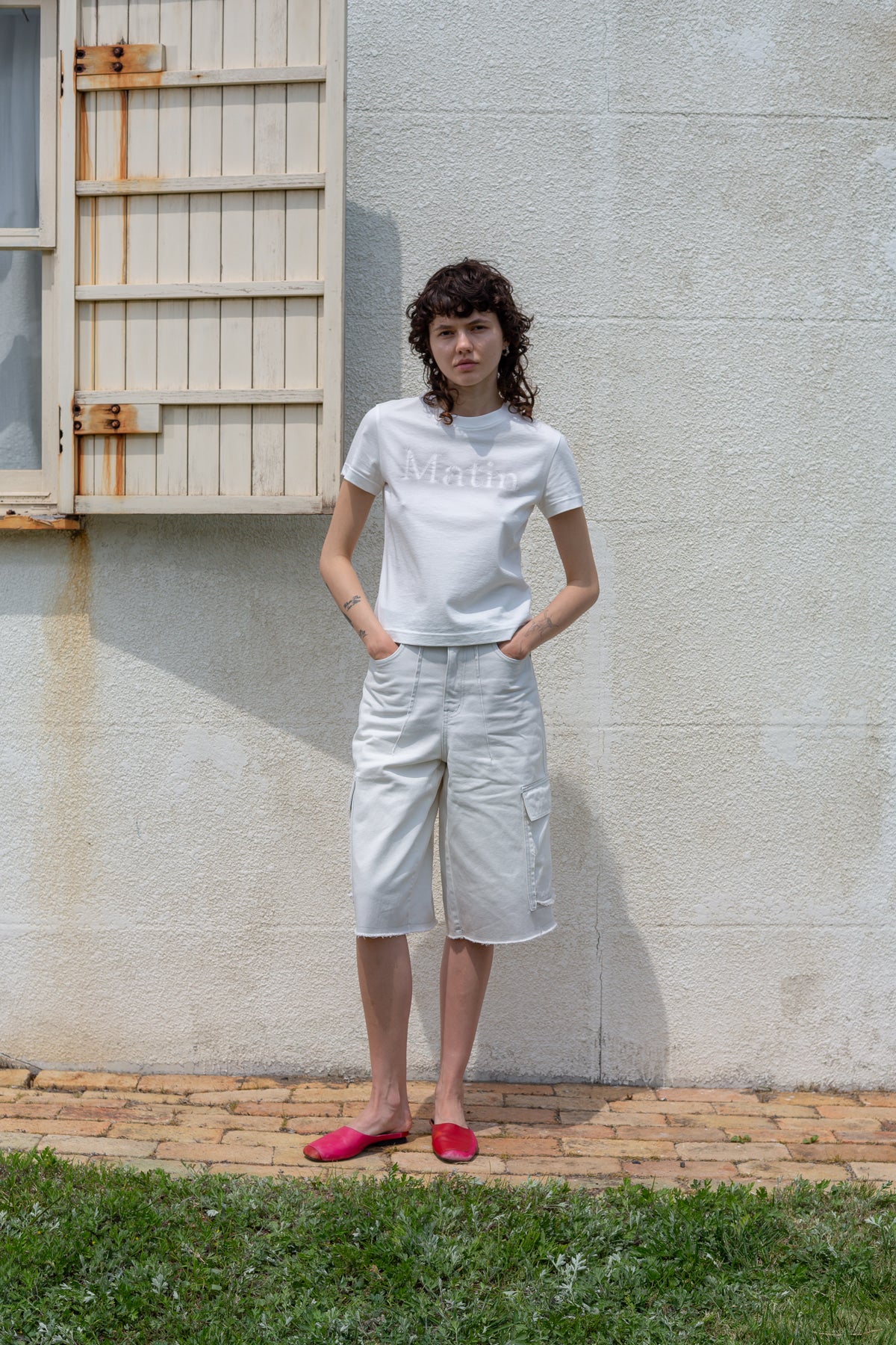 [matinkim] MATIN SHADOW TYPO TOP IN WHITE