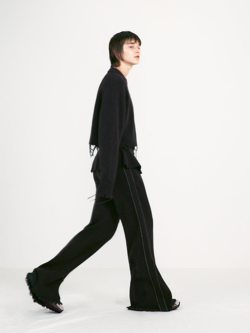 [low_classic] Damaged Knit Boot-Cut Pants
Brown