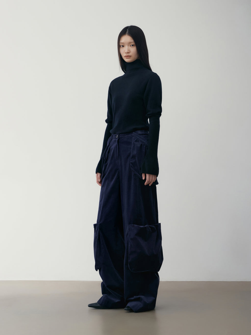 [low_classic] CORDUROY BUBBLE POCKET PANTS
NAVY