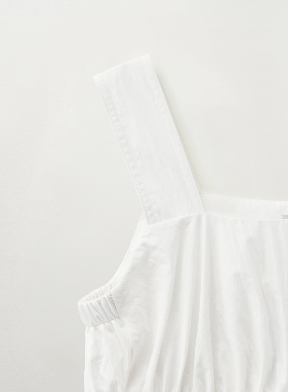 [satur] (W) Balloon Peplum Sleeveless Top - White