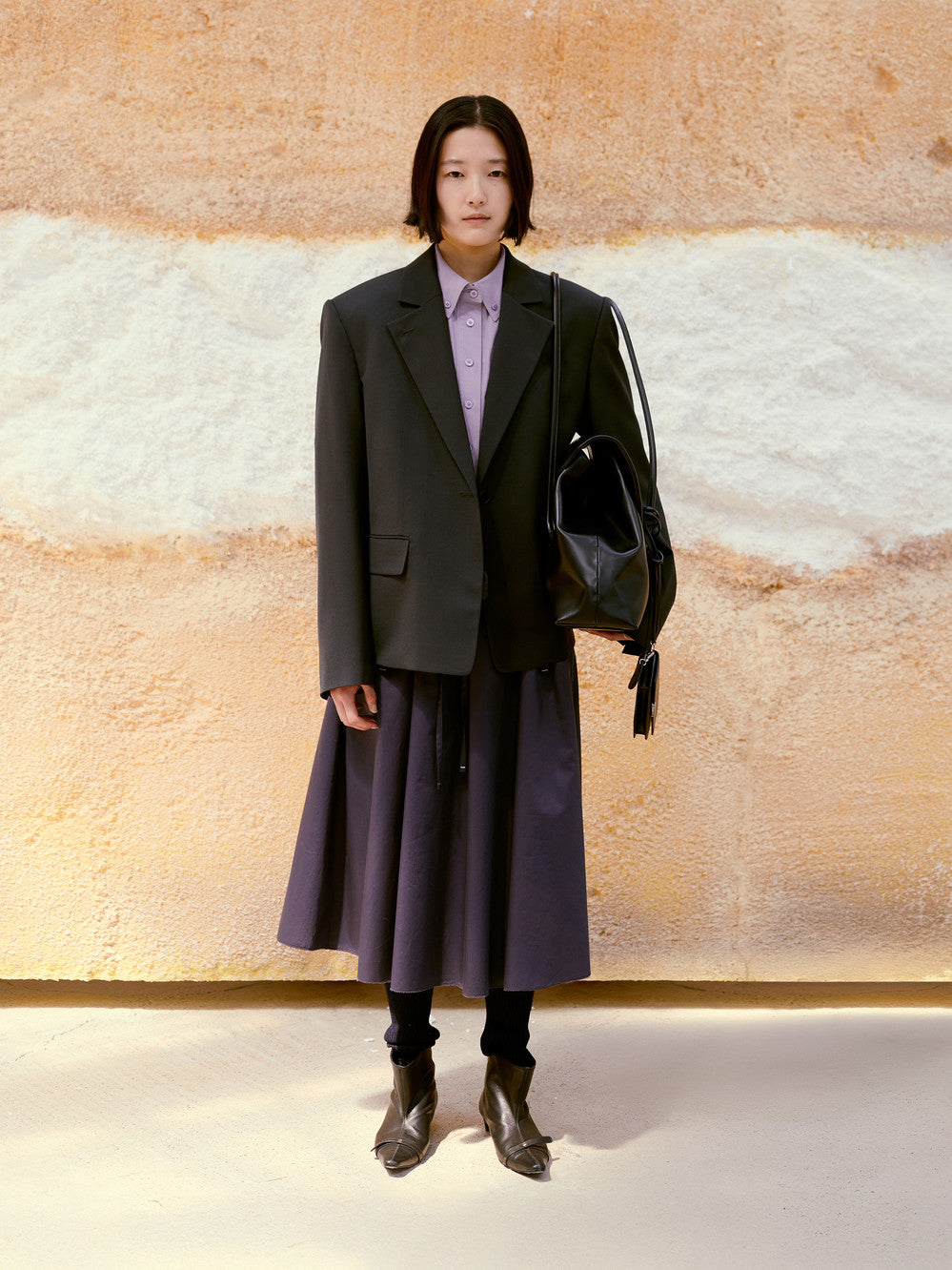 low_classic Haricot Flap Bag
Black - View 3