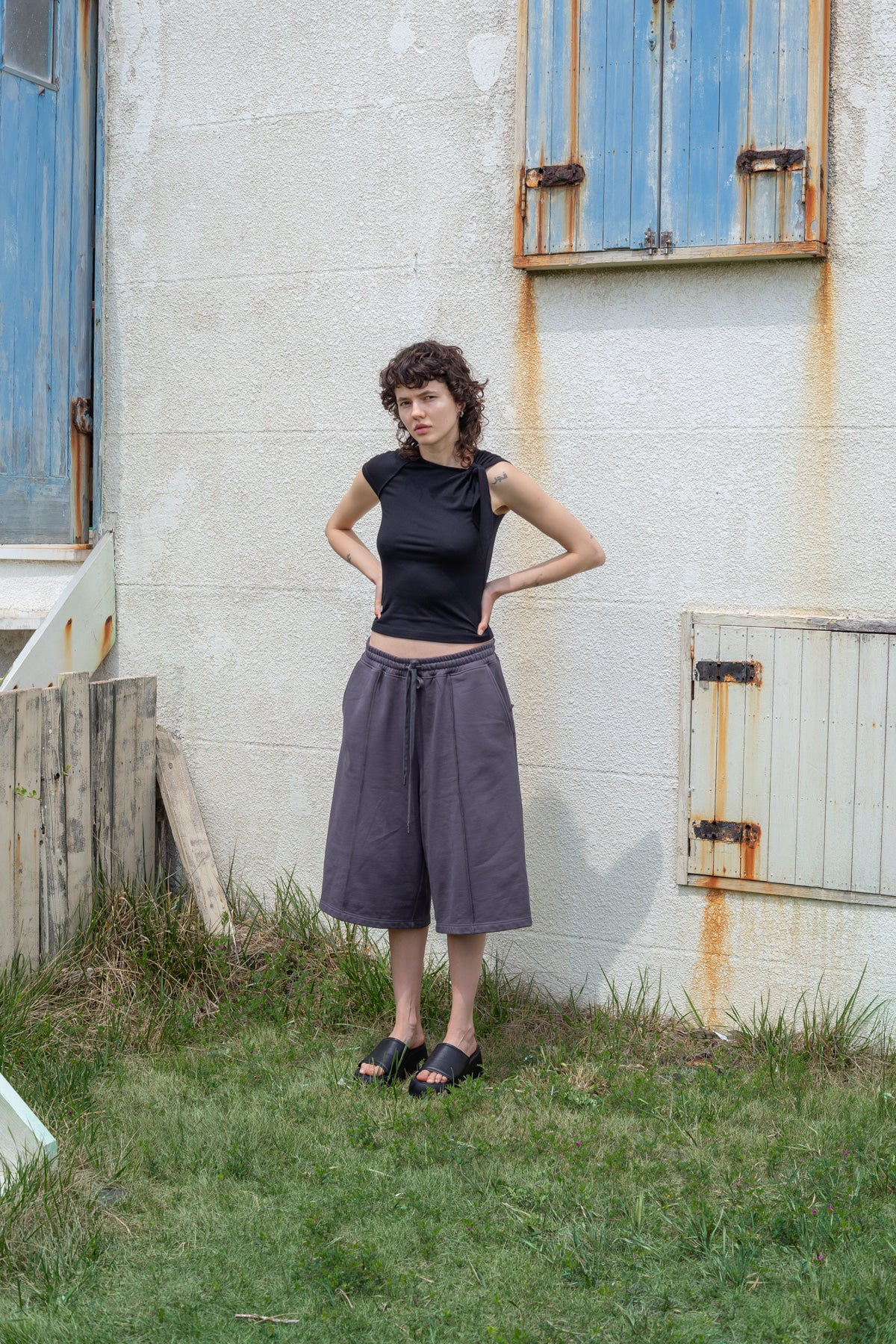 [matinkim] UNBALANCE TIED SHIRRING TOP IN BLACK