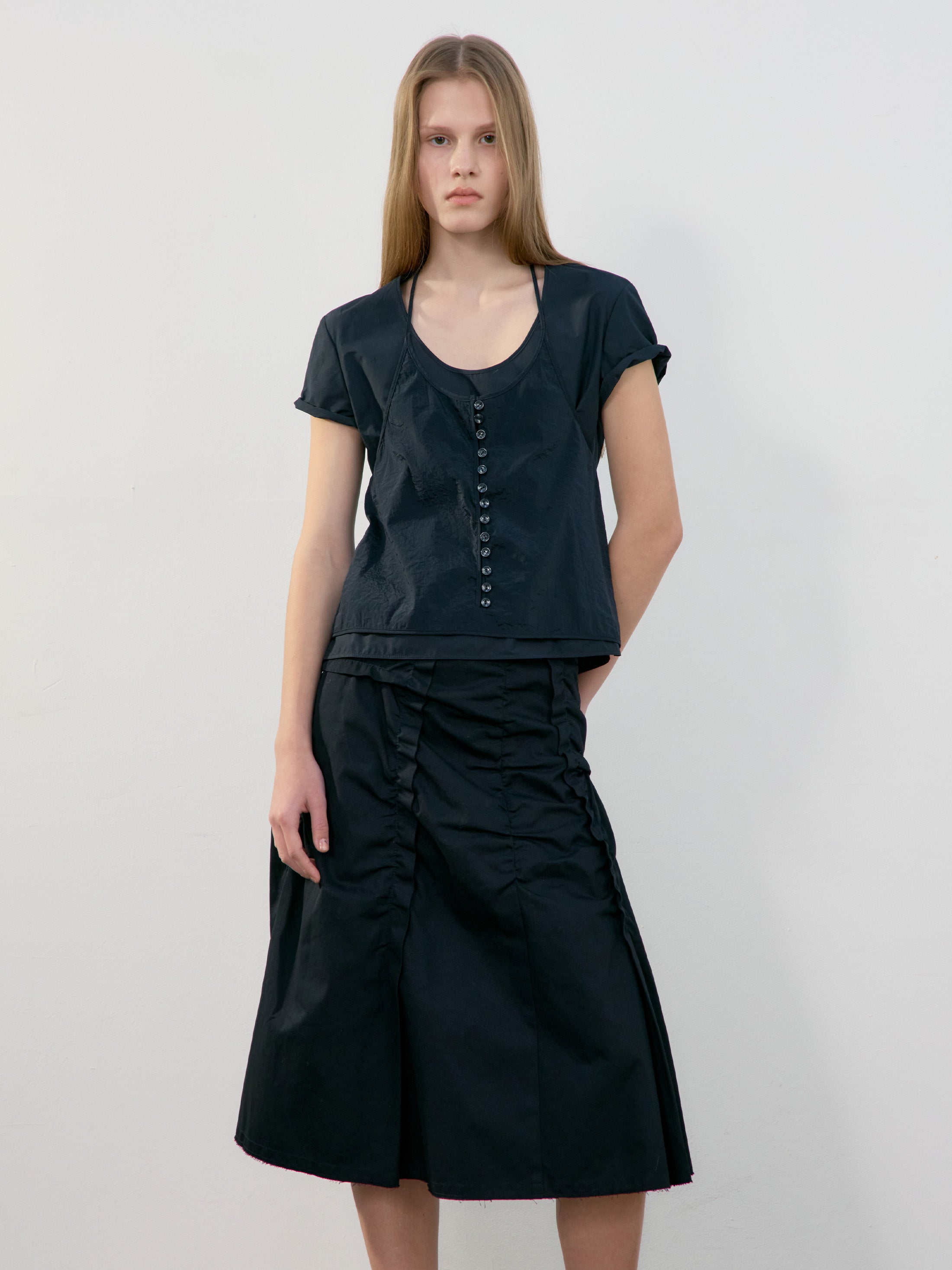 [low_classic] U-Neck Logo Blouse
Black