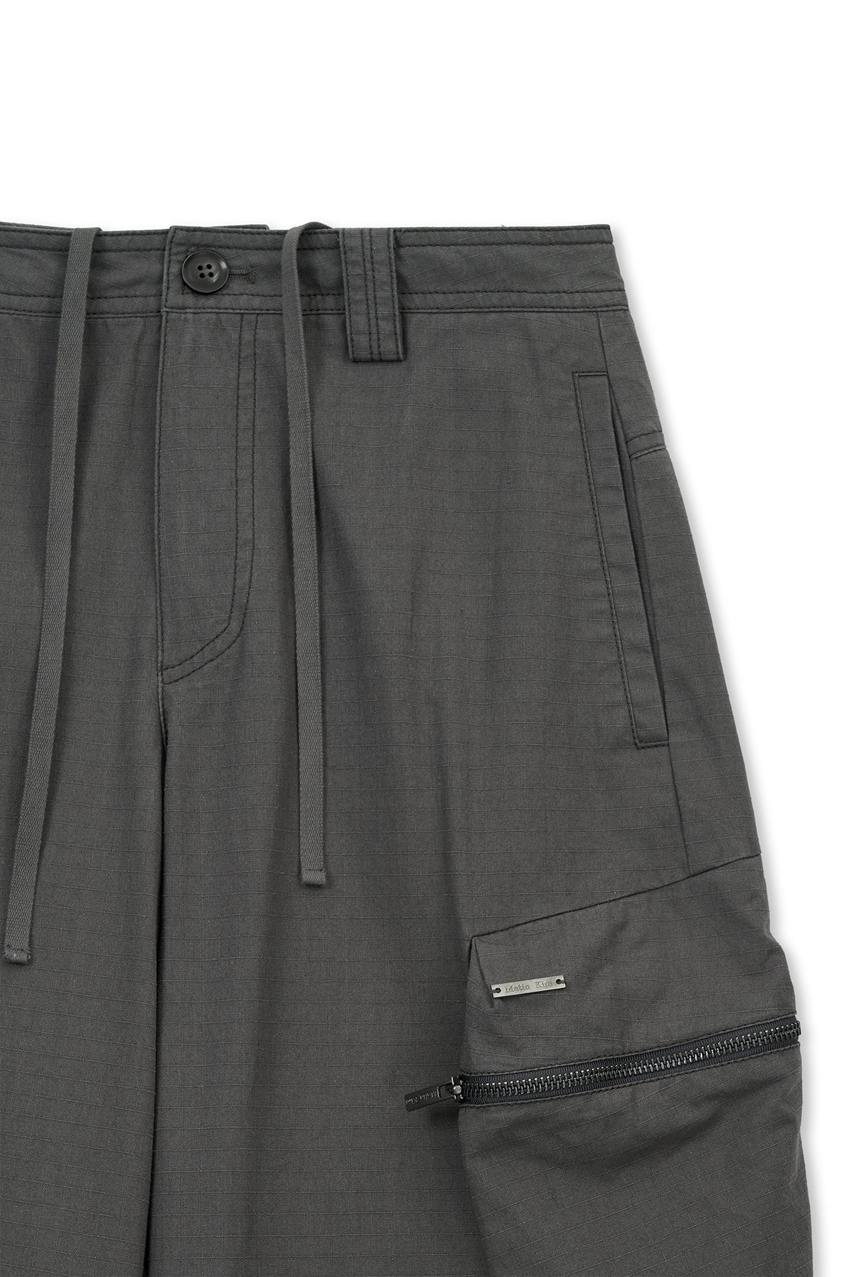 [matinkim] DETACHABLE CARGO PANTS IN CHARCOAL