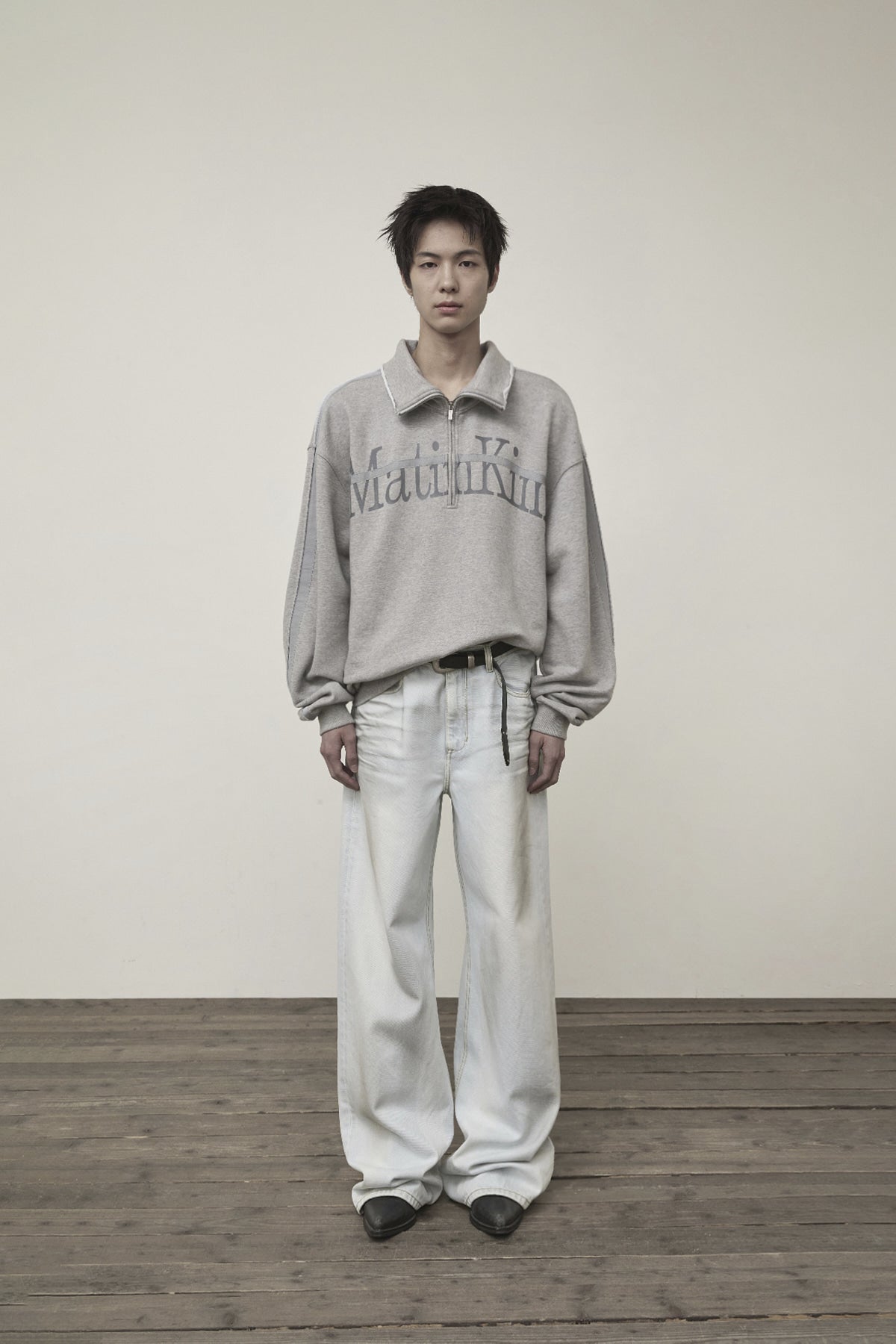 [matinkim] CUT OUT HALF ZIP SWEATSHIRT FOR MEN IN GREY