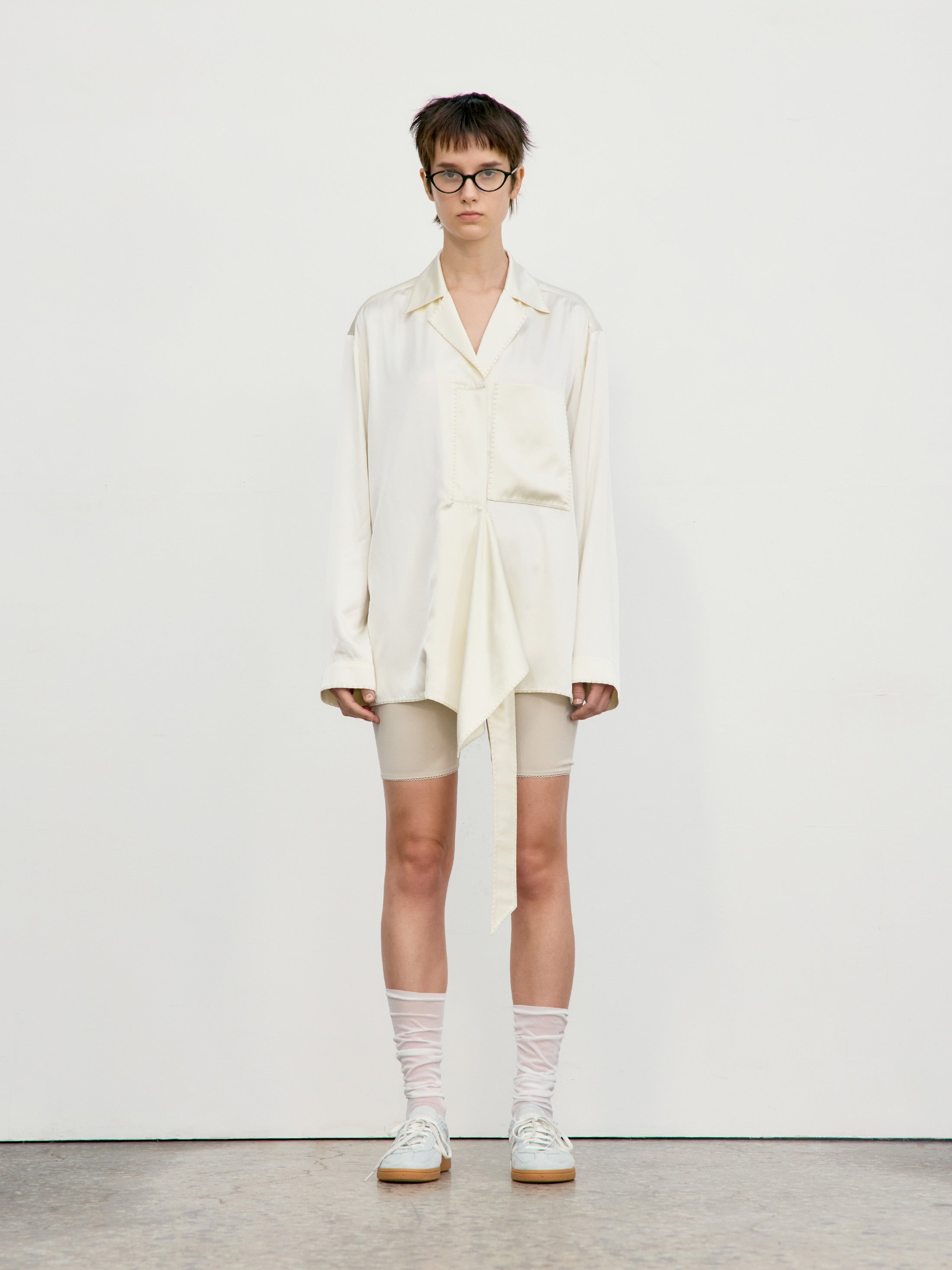 [low_classic] Satin Stitch Strap Shirt
Cream