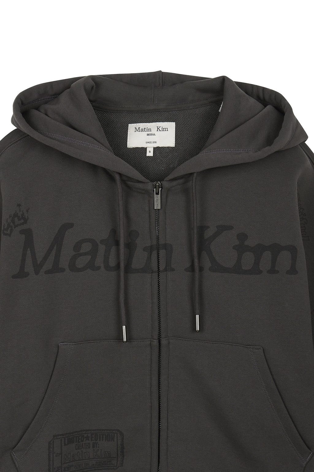 [matinkim] GRAFFITI ARTWORK CROP HOODY ZIP UP IN CHARCOAL