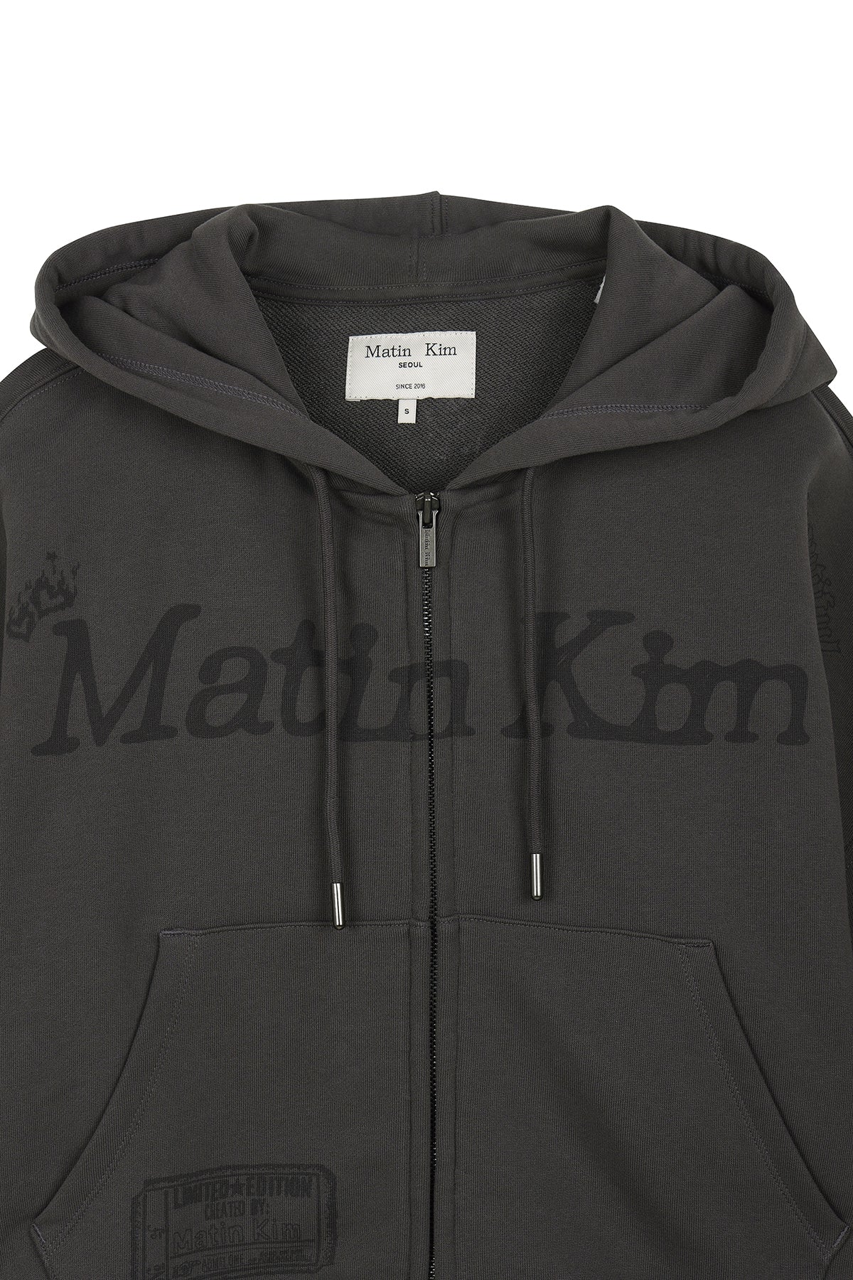 [matinkim] GRAFFITI ARTWORK CROP HOODY ZIP UP IN CHARCOAL