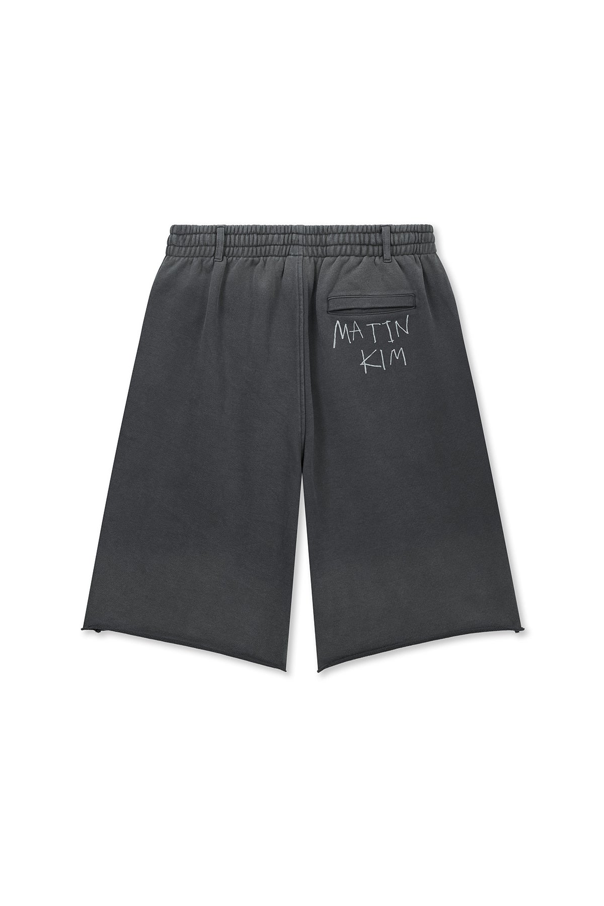 [matinkim] VINTAGE WASHED BACK LOGO BERMUDA SWEATPANTS IN CHARCOAL