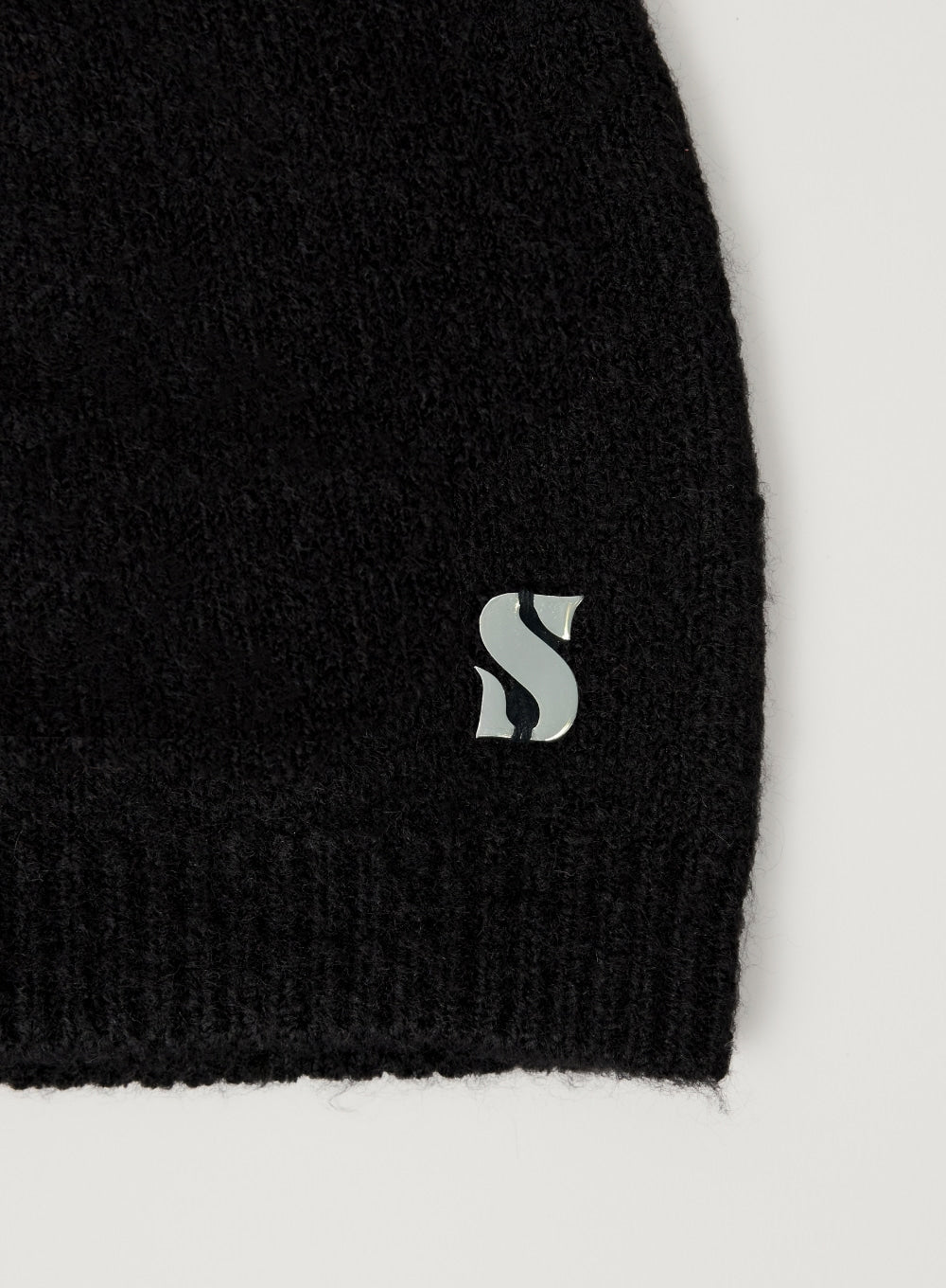 [satur] S Logo Brushed Beanie - Black