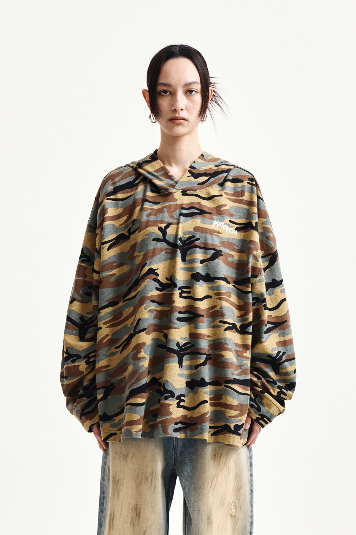 [matinkim] TYPO ARTWORK CAMOUFLAGE HOODY IN CAMEL