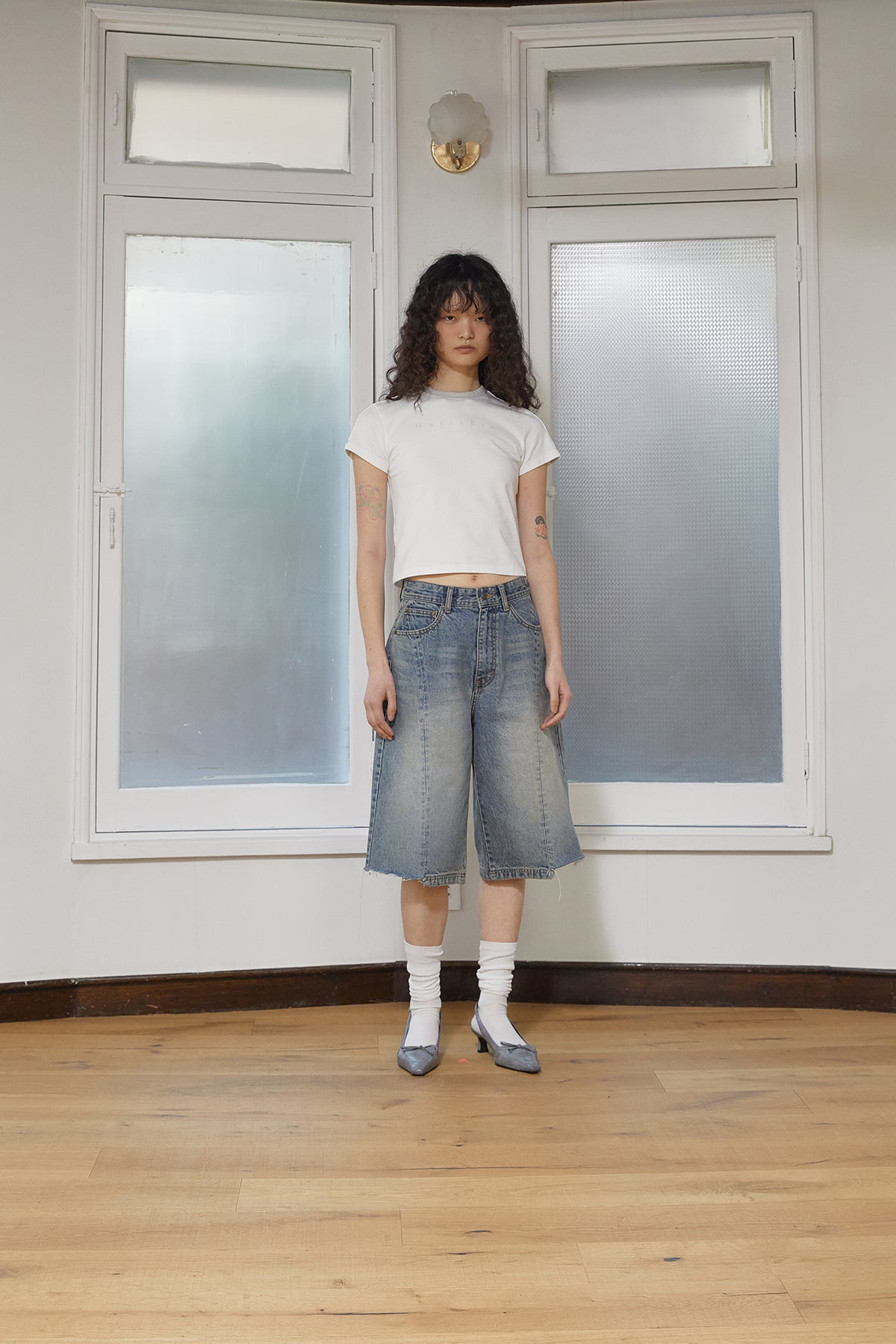 [matinkim] COLOR LINE POINT LOGO CROP TOP FOR WOMEN IN WHITE