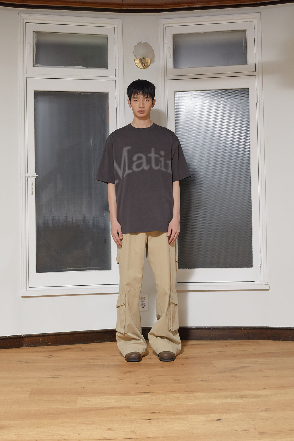 [matinkim] OUT POCKET COTTON CARGO PANTS FOR MEN IN DARK BEIGE