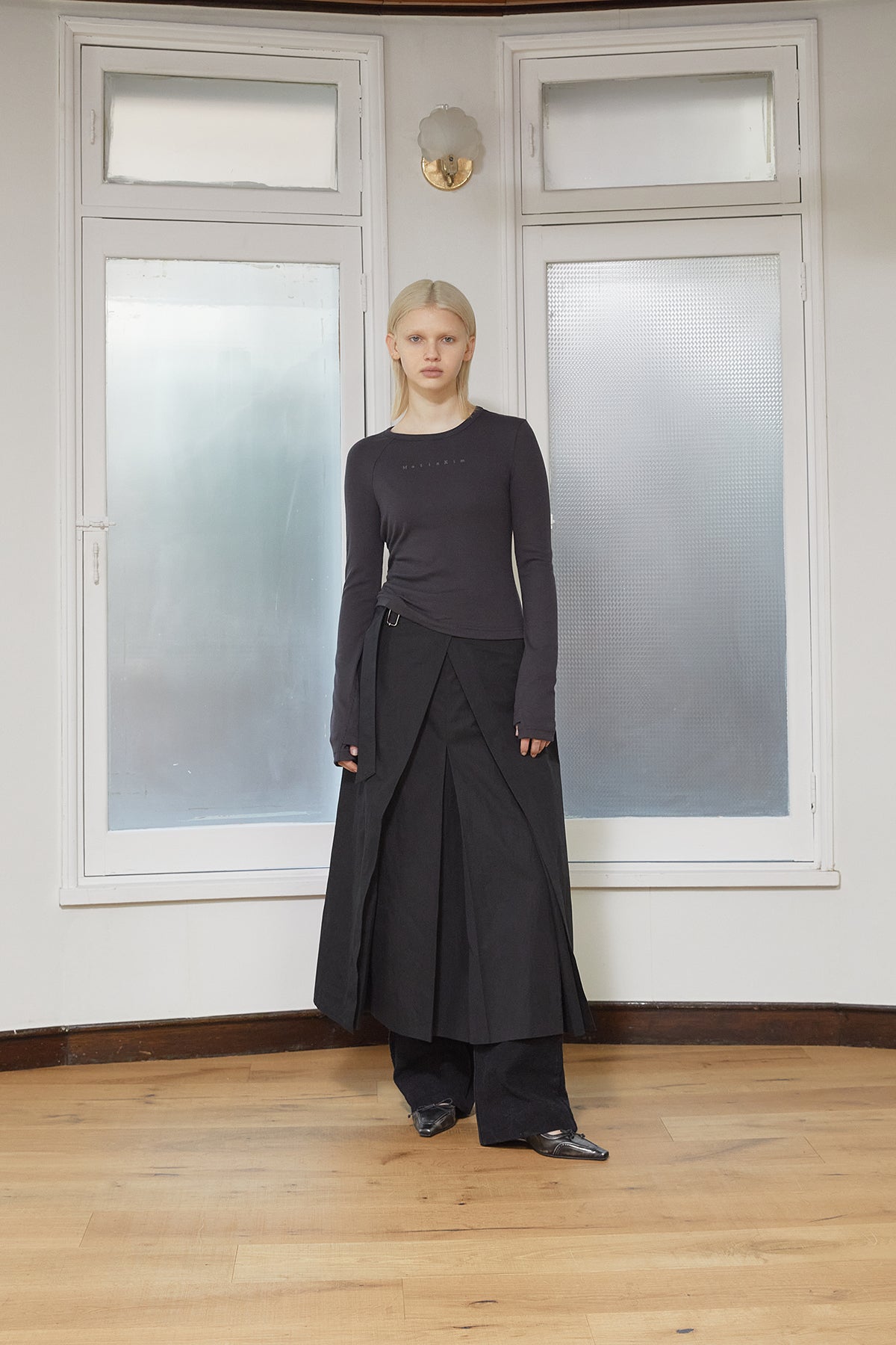 [matinkim] FINGER HOLE LOGO PRINTING TOP IN CHARCOAL