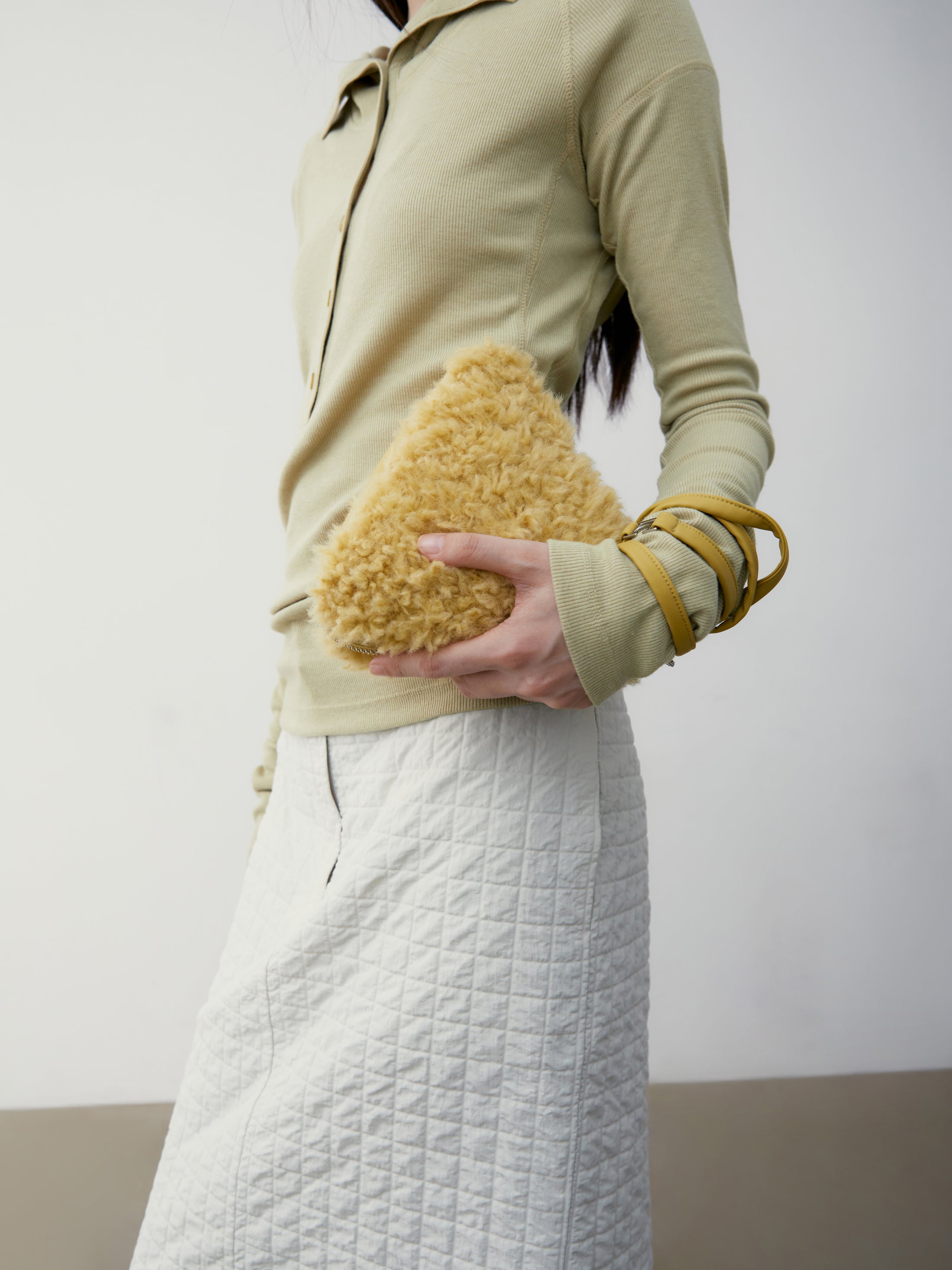 [low_classic] FUR TRIANGLE POP-UP BAG
YELLOW