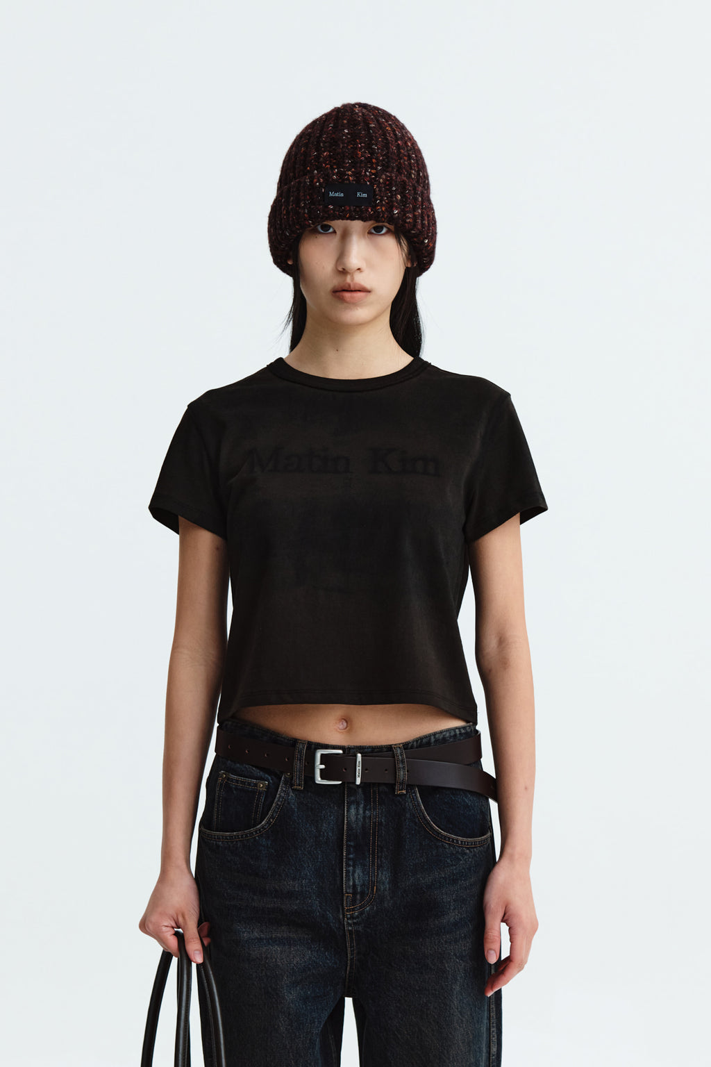 [matinkim] STENCIL PRINTING LOGO CROP TOP IN BROWN
