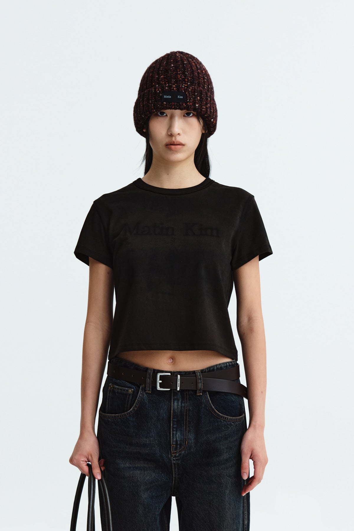 [matinkim] STENCIL PRINTING LOGO CROP TOP IN BROWN