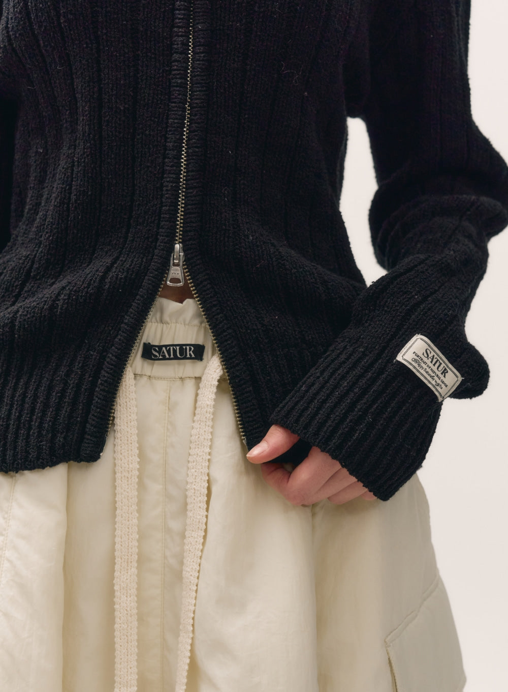 [satur] (W) Faro Boucle Knit Zip-up - Black