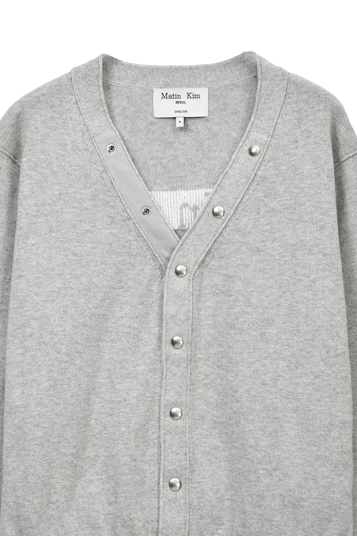 [matinkim] BACK LOGO SNAP BUTTON CARDIGAN IN GREY