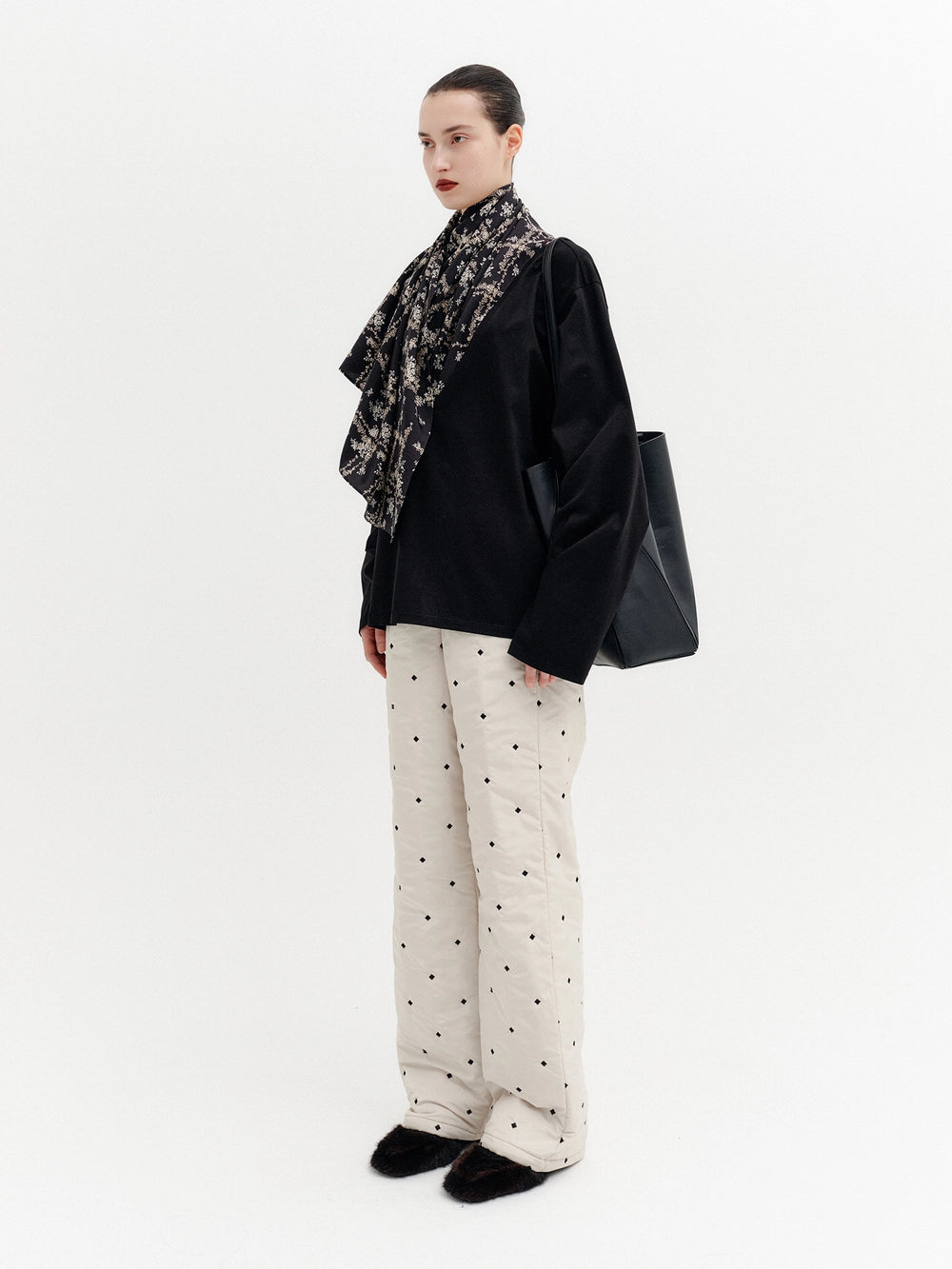 EENK Detachable Scarf V-neck T-shirt - Black