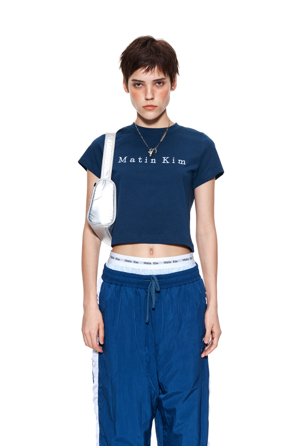 [matinkim] MATIN EMBROIDERY LOGO CROP TOP IN NAVY