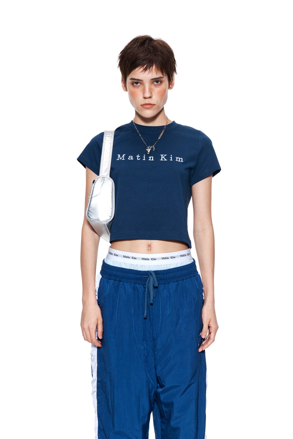 [matinkim] MATIN EMBROIDERY LOGO CROP TOP IN NAVY