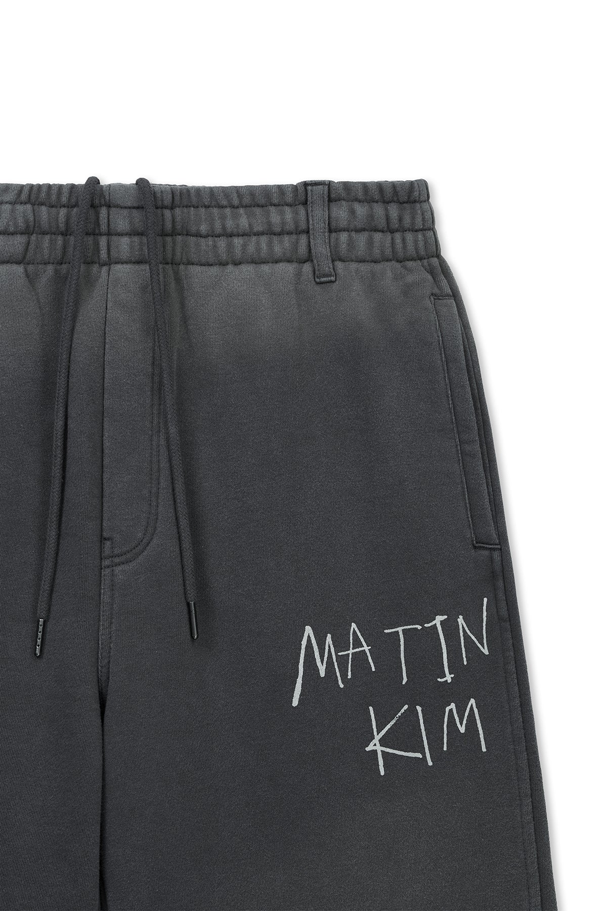 [matinkim] VINTAGE WASHED LOGO SWEATPANTS IN CHARCOAL