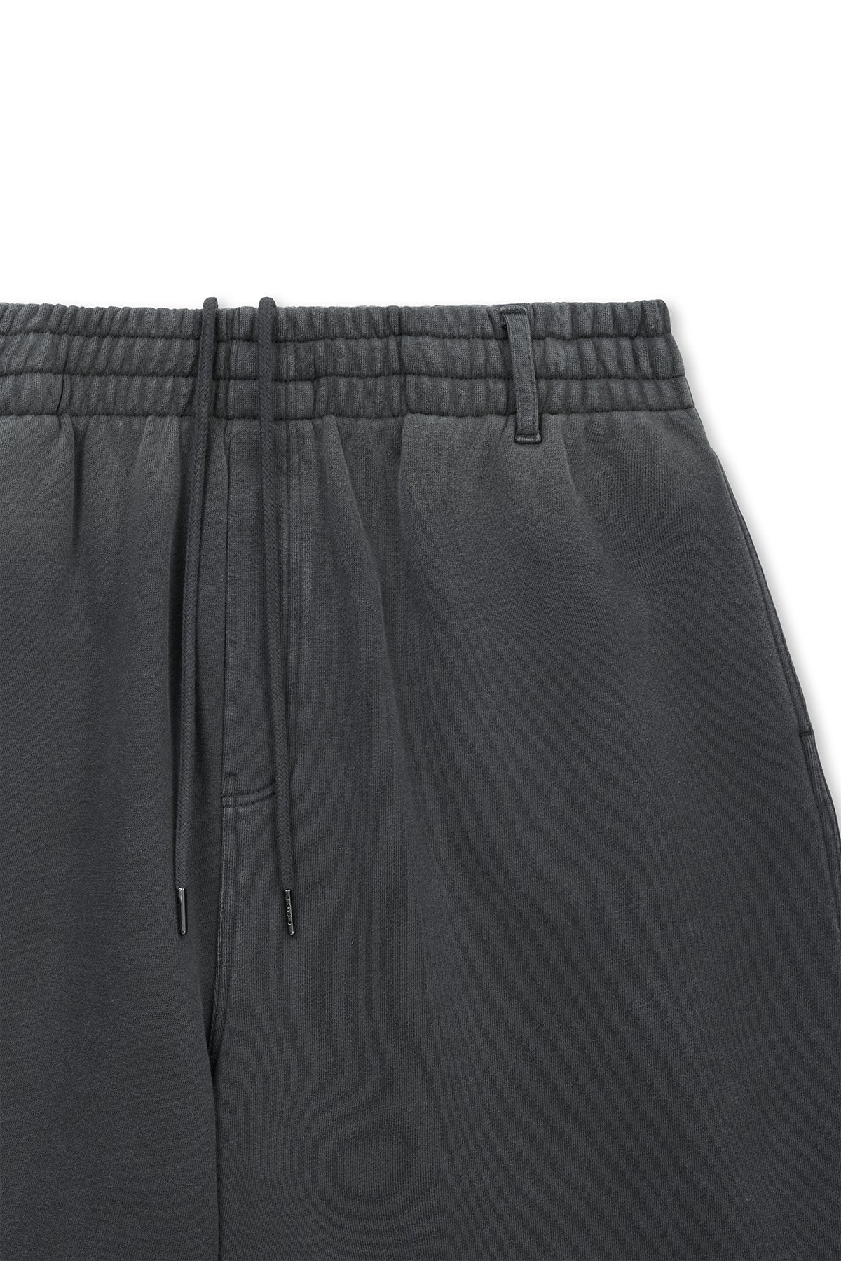 [matinkim] VINTAGE WASHED BACK LOGO BERMUDA SWEATPANTS IN CHARCOAL