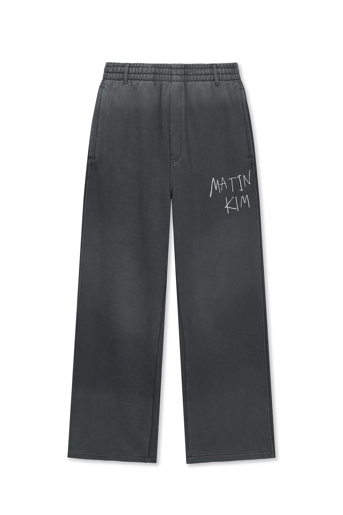 [matinkim] VINTAGE WASHED LOGO SWEATPANTS IN CHARCOAL