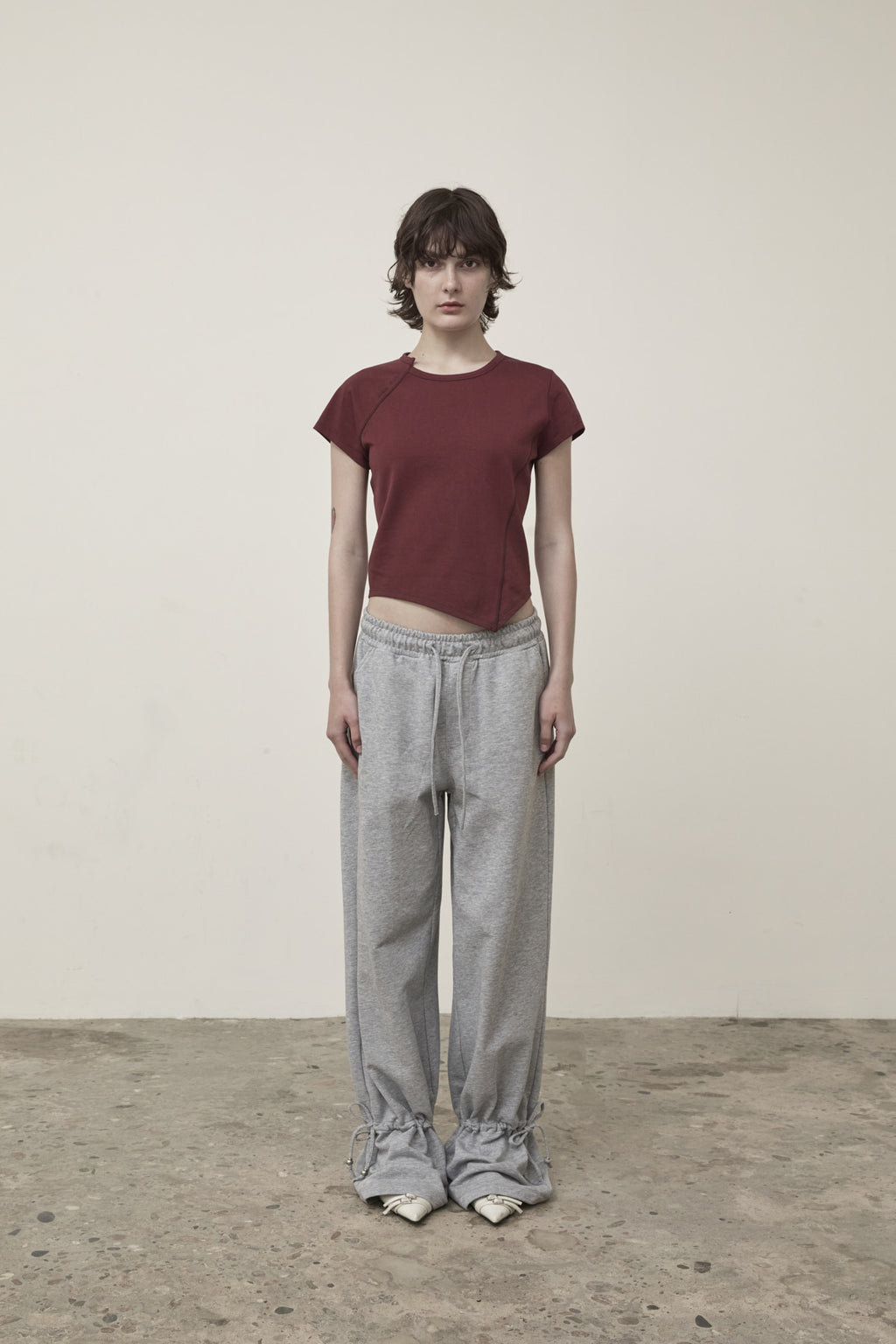 [matinkim] TWIST POINT SLIM TOP IN BURGUNDY