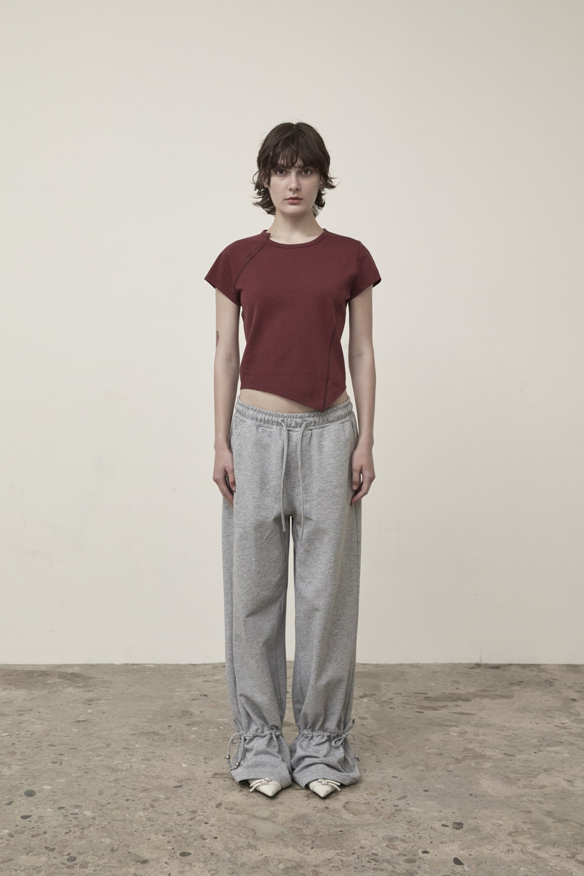 [matinkim] TWIST POINT SLIM TOP IN BURGUNDY