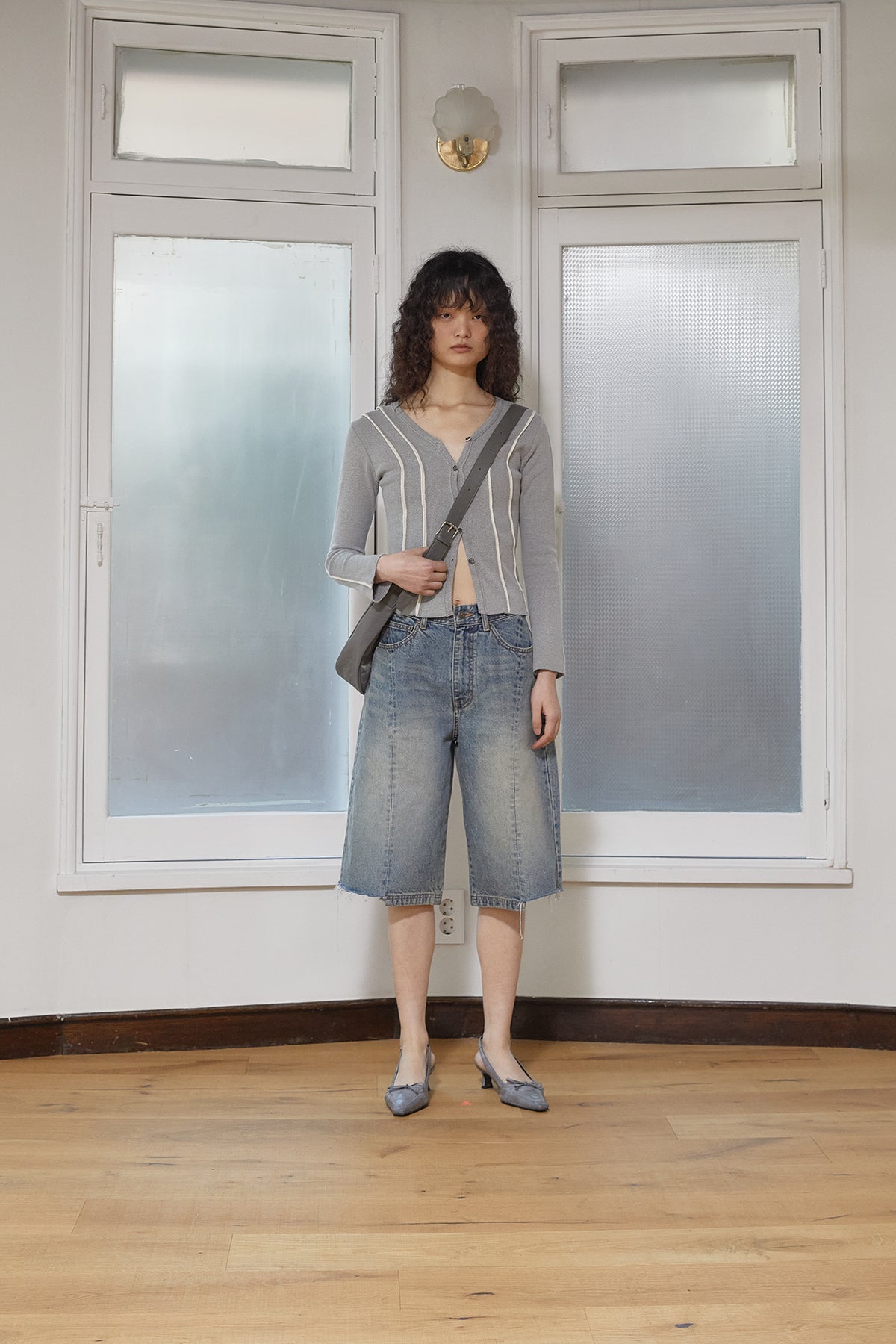 [matinkim] HEM POINT BERMUDA DENIM PANTS FOR WOMEN IN BLUE